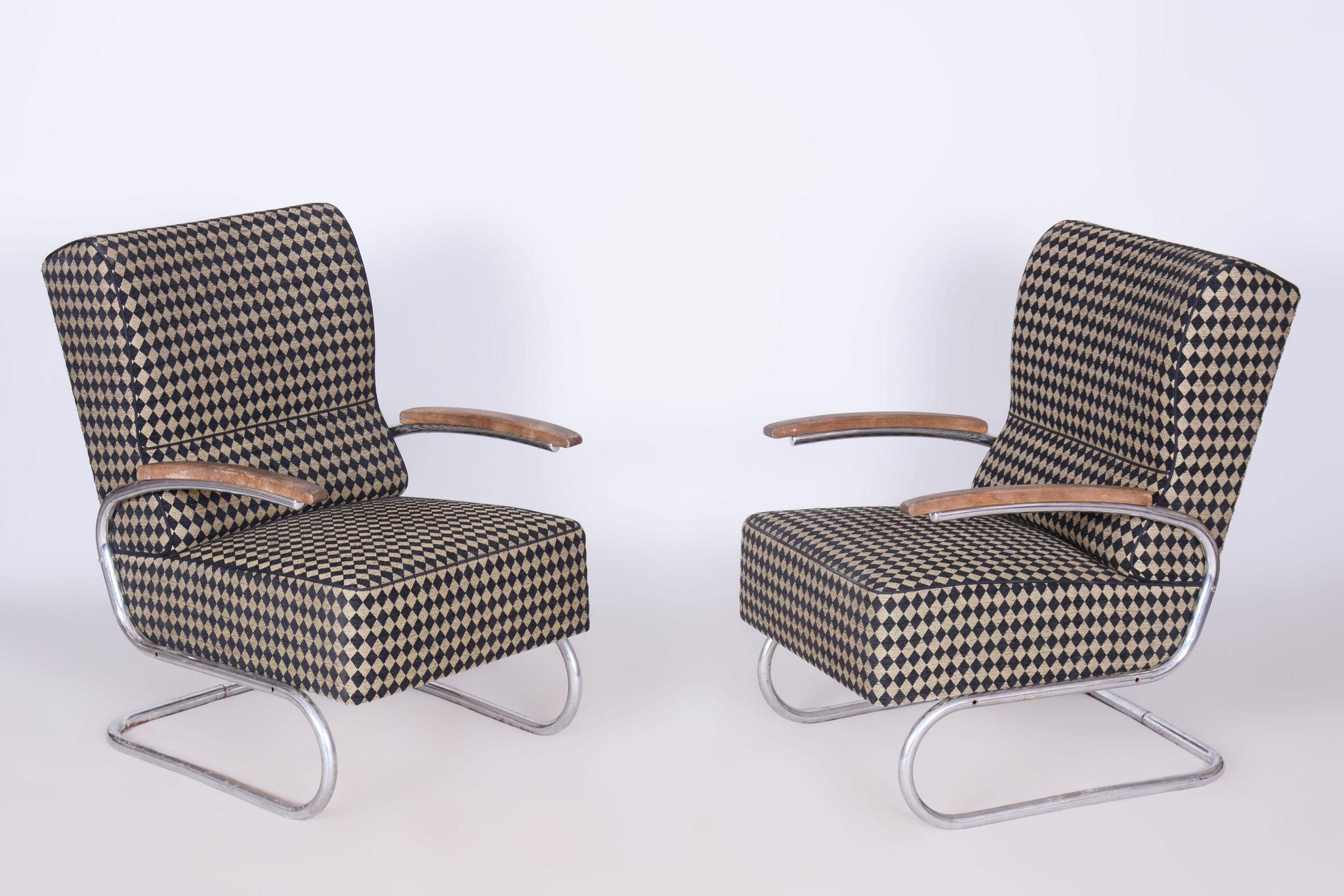 This pair of Bauhaus style armchairs dates back to the early 20th century and was made in Germany. The chairs are crafted from tubular chrome steel, which has been thoroughly cleaned.

The new professional upholstery was done according to original