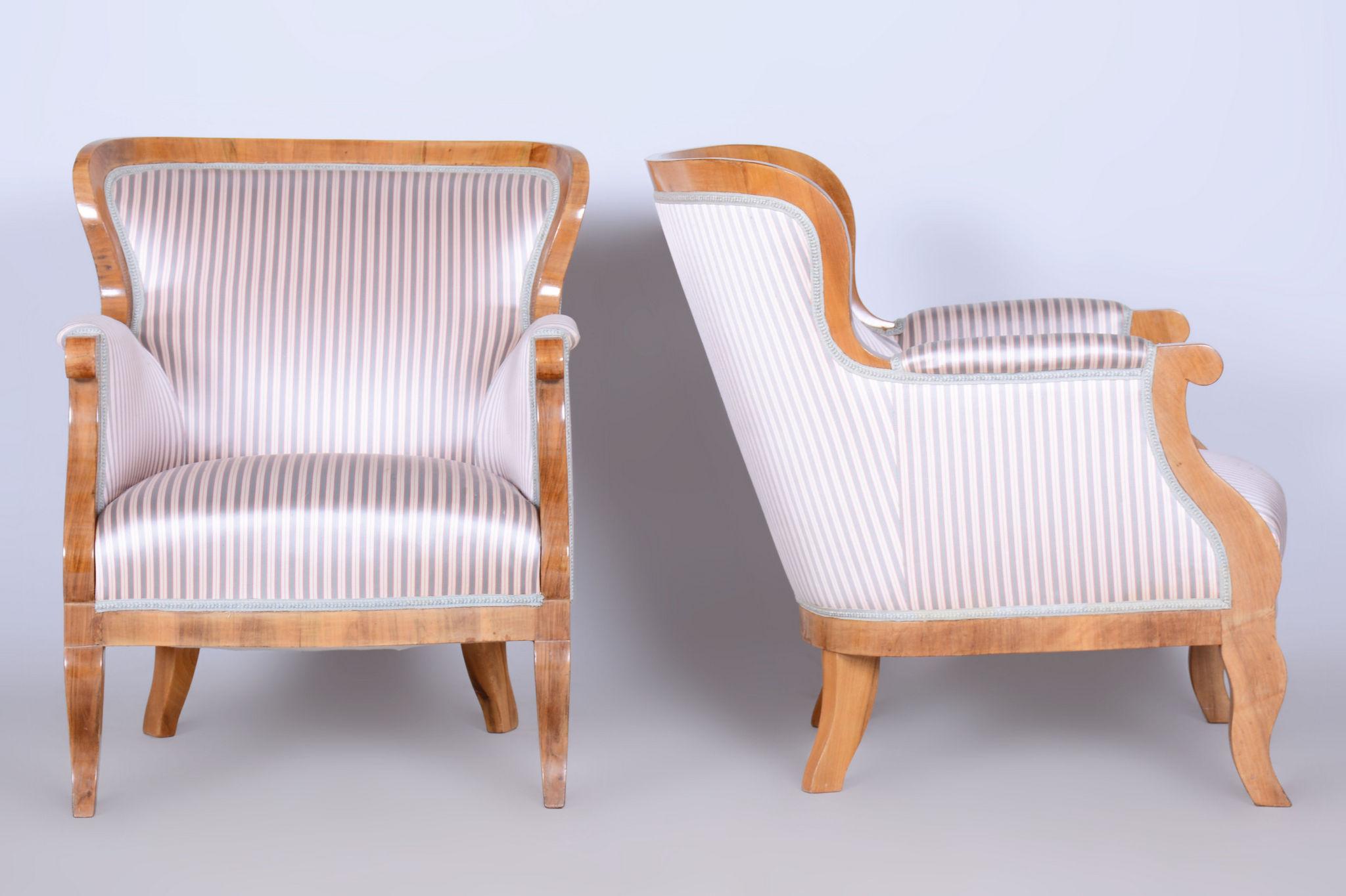 Set aus zwei restaurierten Biedermeier-Sesseln, Eiche, Spruce, Nussbaum, Österreich, 1830er Jahre im Angebot 1