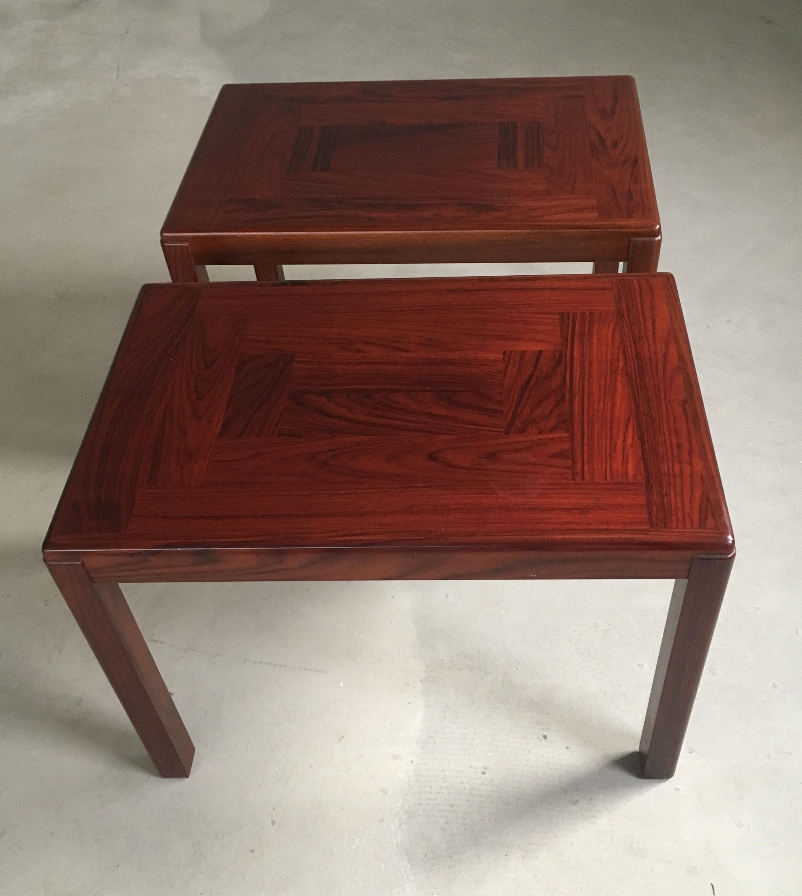 Set of two restored Danish 1970's side tables in mahogany by Vejse Stole og Møbelfabrik

The tables feature an exquisite mahogany veneer pattern on the tabletop and a strong frame that is able to handle heavy weight if needed.

The tables have been