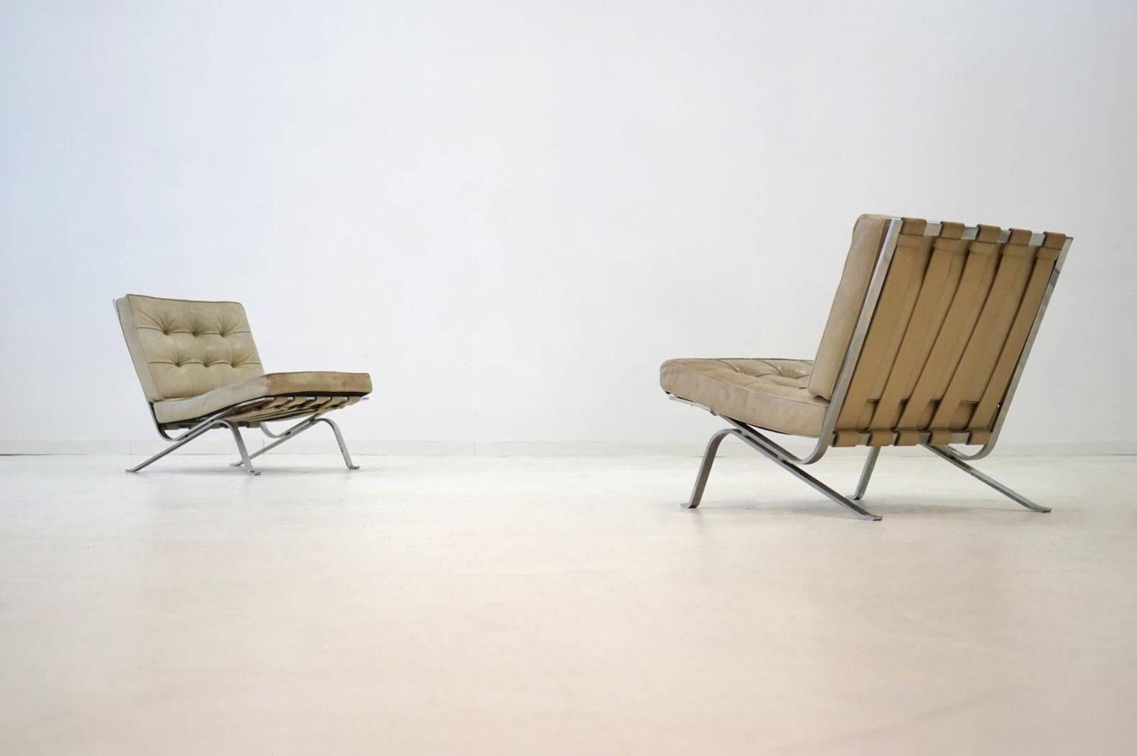 Set of two RH-301 De Sede flat bar lounge chairs in leather by Robert Haussmann
Designed in 1954 by Robert Haussmann as homage to Mies van der Rohe - timeless in design and execution.
The RH-31 was inspired by Bauhaus designs. Manufactured in the
