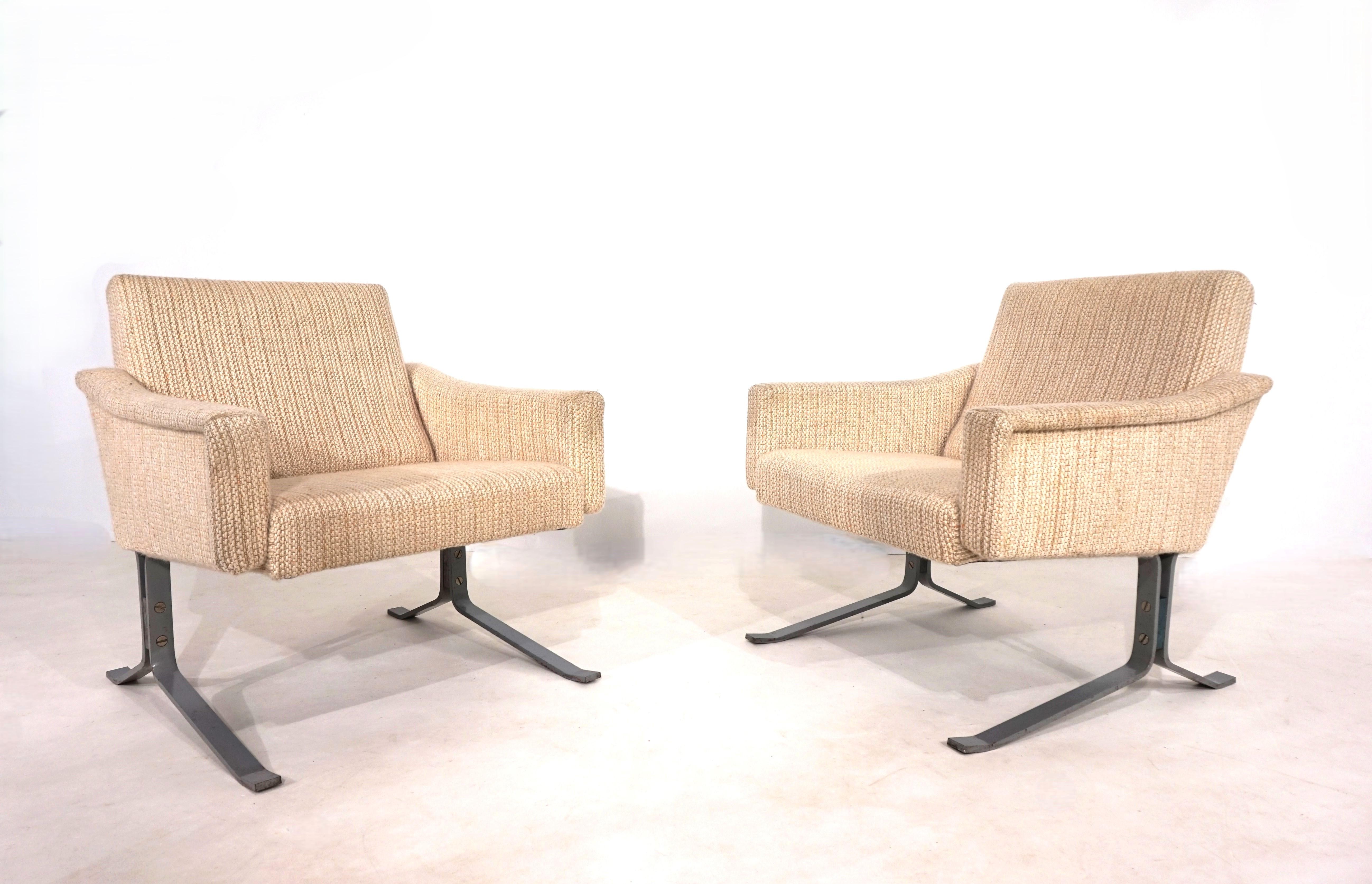 An exceptional set of two lounge chairs, presumably from the Palace of the Republic in Berlin. The solid frame made of strip steel, painted gray, gives the chairs exceptional stability. Combined with the solid wooden frame and high-quality wool