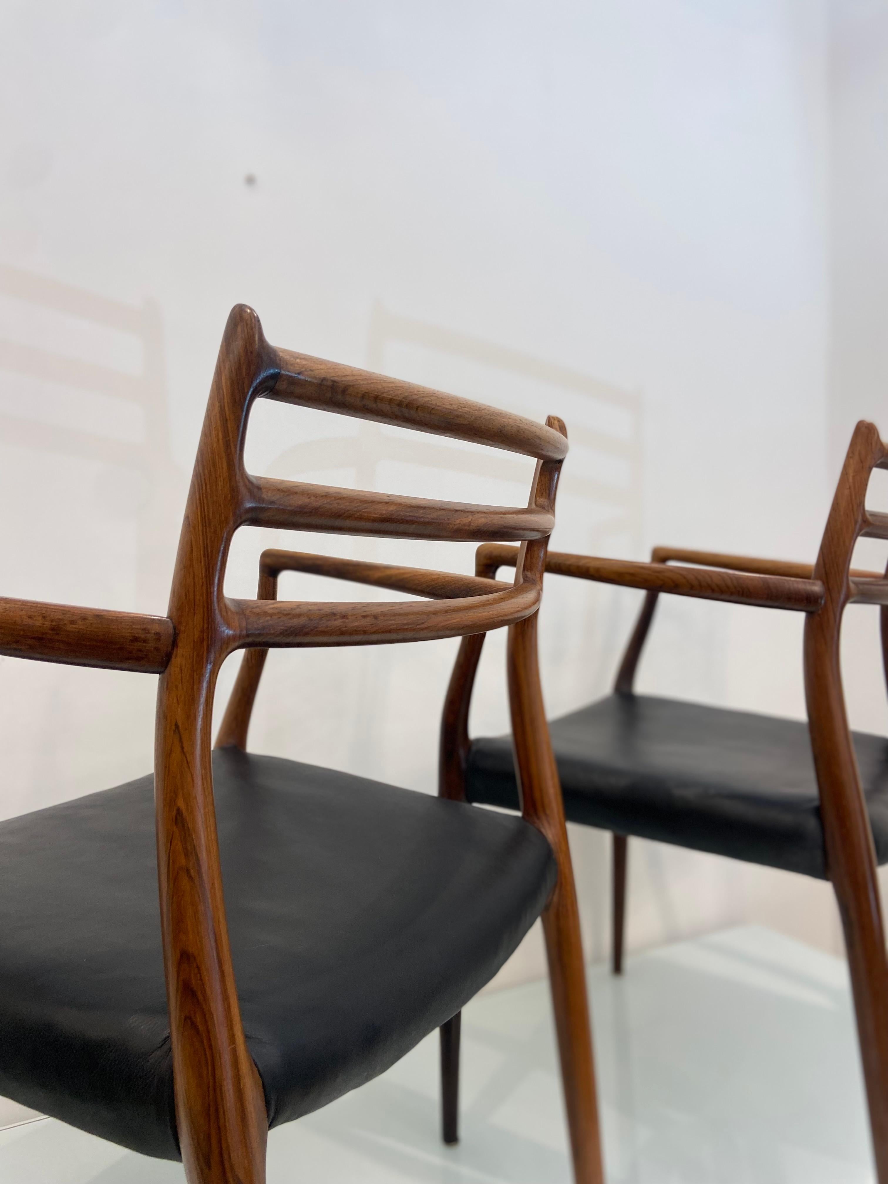 Set Of Two Rosewood Niels Otto Moller Model 62 Dining Chairs In Black Leather In Good Condition For Sale In London, GB