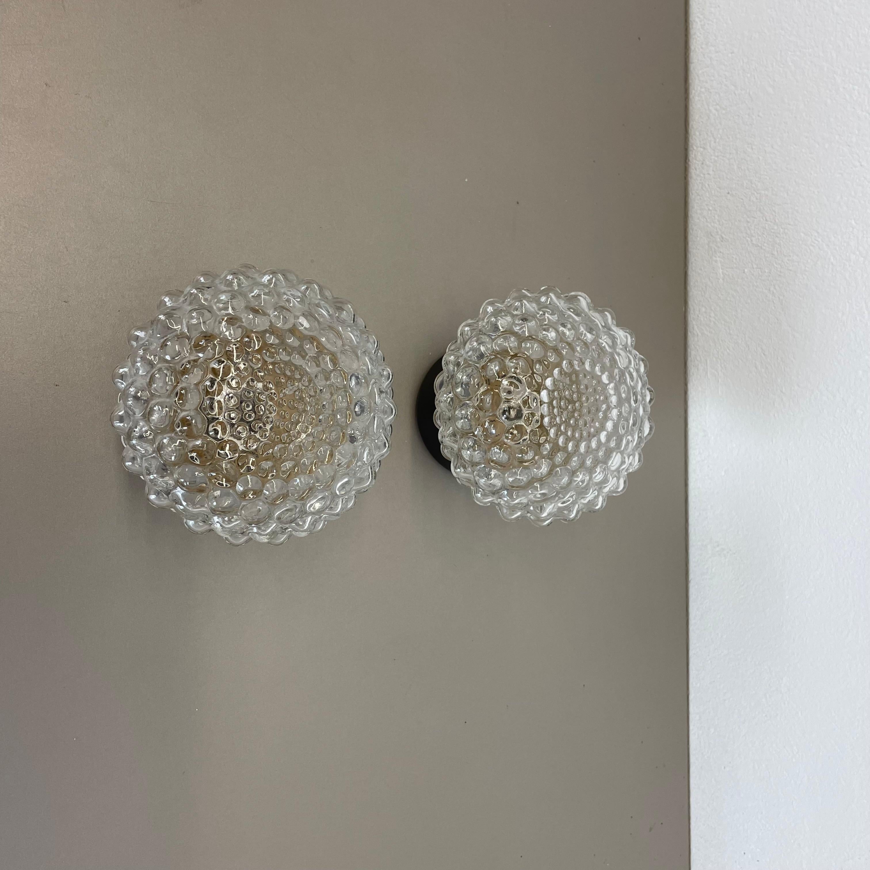 Article:

Set of two

Wall light sconces (the lights are useable as wall and ceiling lights)


Origin:

France



Age:

1950s



This set of two modernist lights was produced in France in the 1950s. It is made from  glass with a abstract patterned