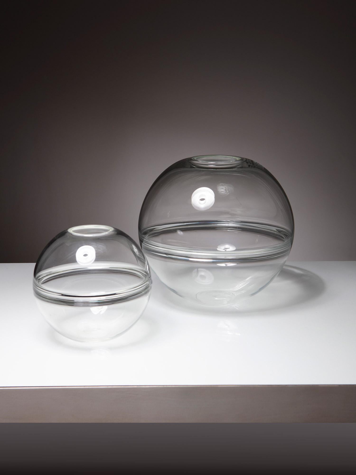 Set of two vases manufactured by Barbini.
Pure spherical shape with incalmo connection between top and low parts.
Size refers to the largest piece.