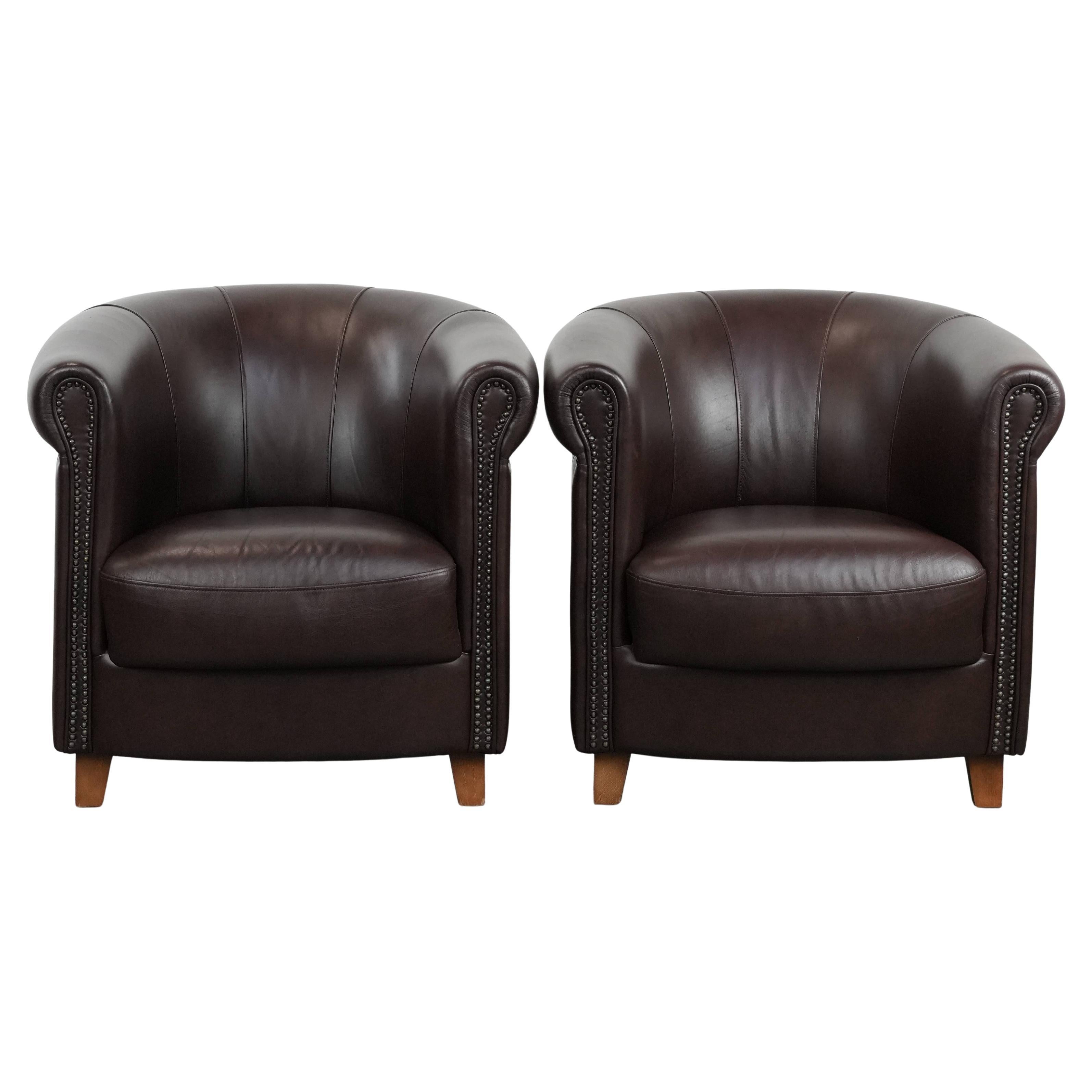 Ensemble de deux fauteuils club ronds en cuir de style anglais en vente