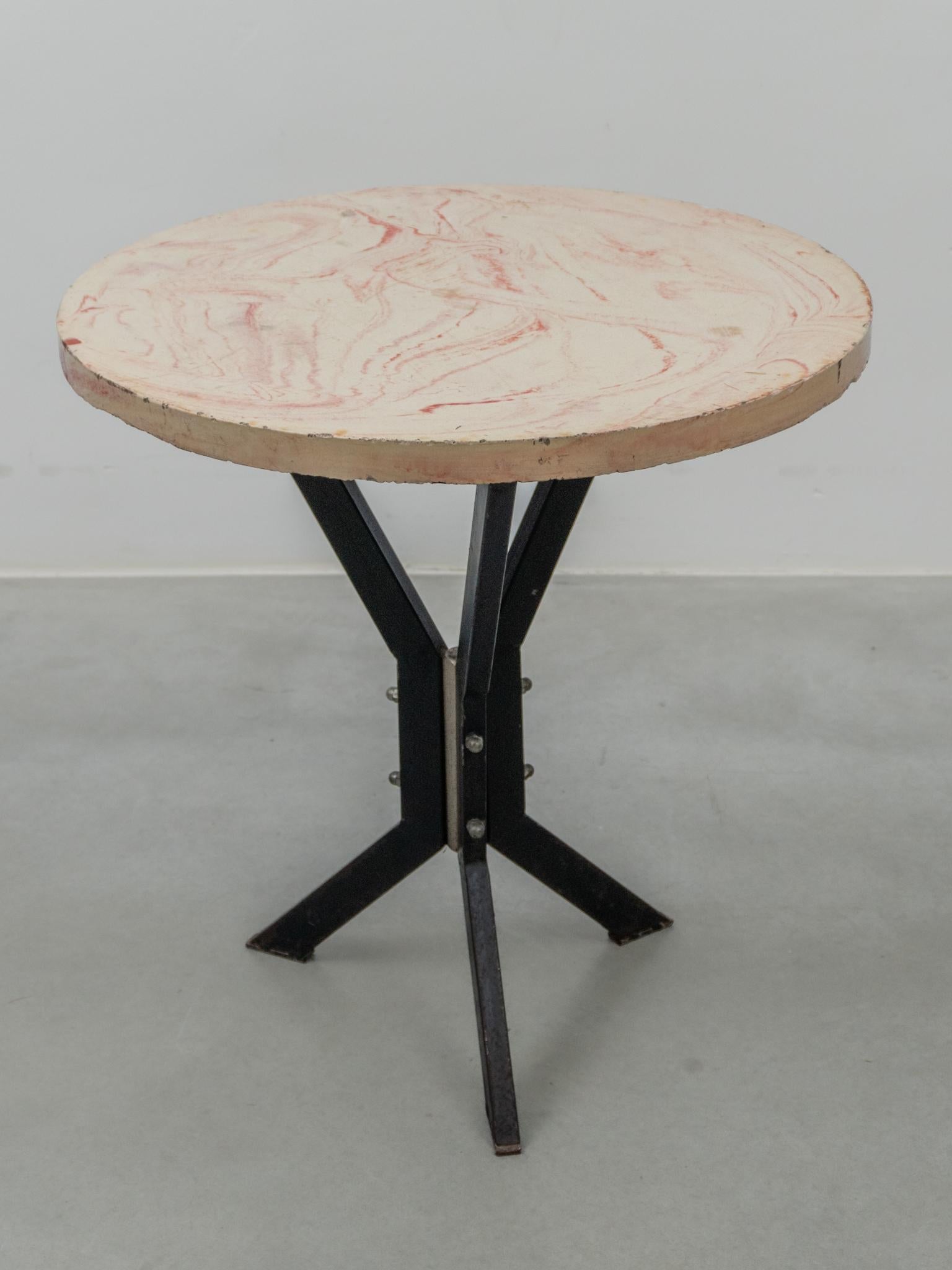 Questi antichi tavoli da bistrot o da caffè francesi, in stile Art Déco del 1930 circa, combinano un bellissimo piano in pietra venata con una base in legno collegata a dettagli cromati. Il piano in marmo arrotondato completa la base con la sua