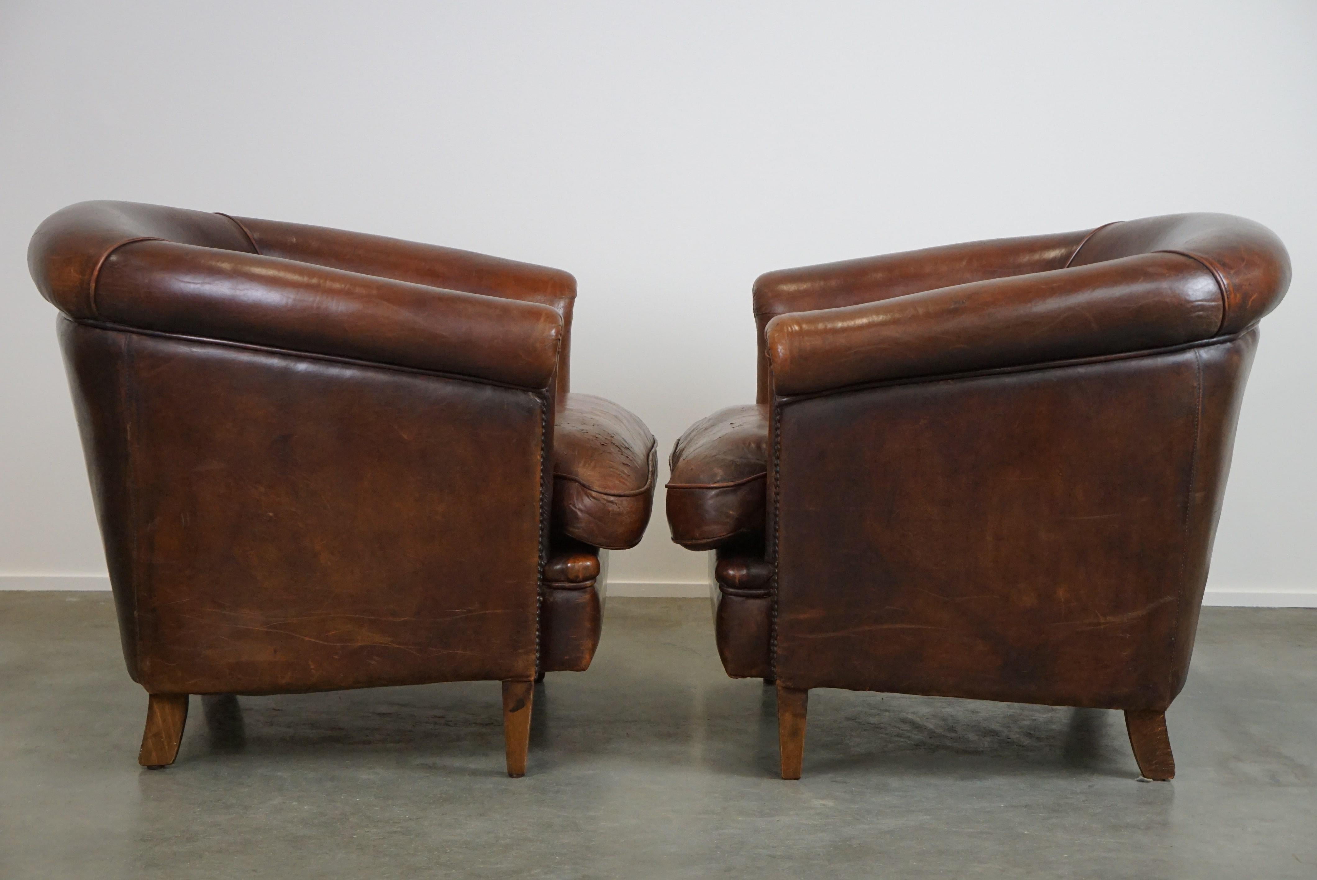 Néerlandais Ensemble de deux fauteuils club en cuir de mouton robuste, magnifiquement usés en vente