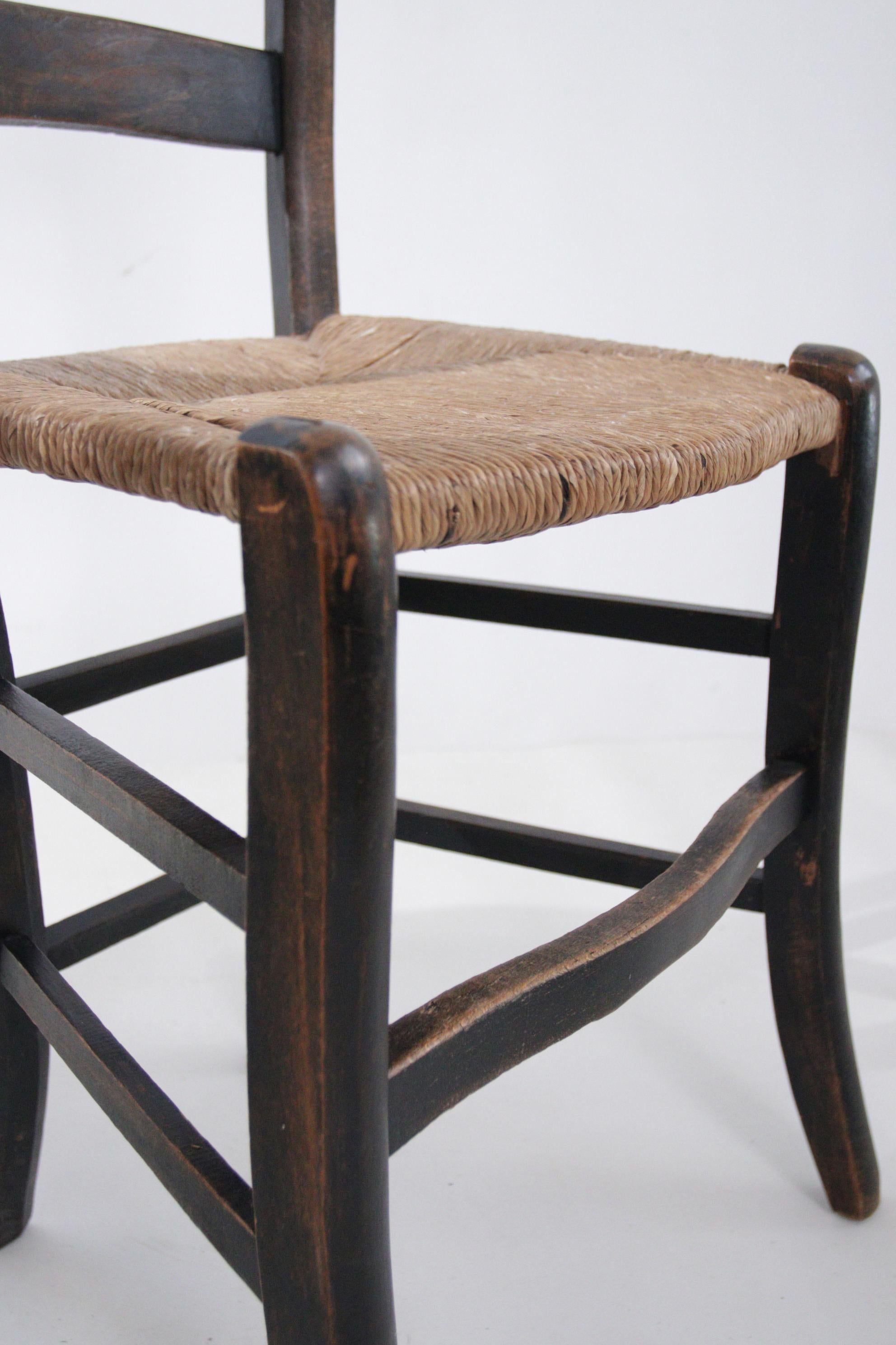 Milieu du XXe siècle Ensemble de deux chaises rurales françaises en jonc en vente
