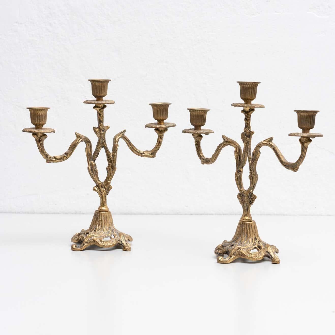 Set di due portacandele rustici in ottone, circa 1940
Di produttore sconosciuto, prodotto in Spagna

In condizioni originali, con lievi usure dovute all'età e all'uso, che conservano una bella patina.
  
Materiale:
Ottone.

