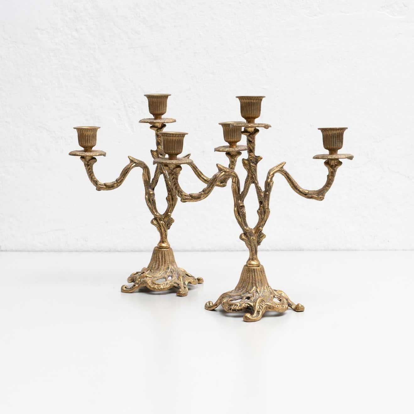Arts and Crafts Set di due portacandele rustici in ottone, 1940 circa in vendita