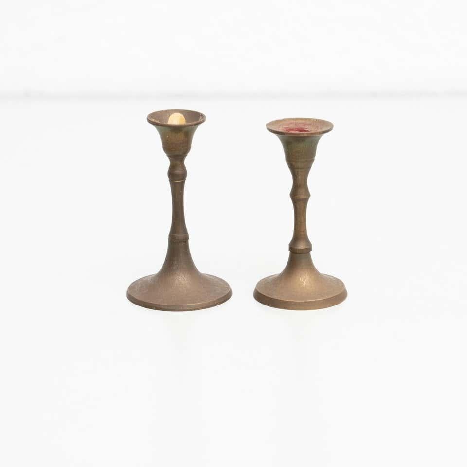 Spagnolo Set di due portacandele rustici in ottone - CIRCA 1950, Made in Spain. in vendita