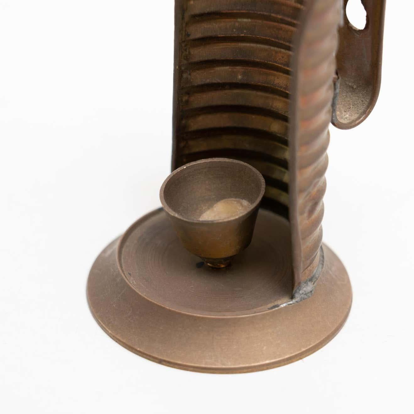 Metà XX secolo Set di due portacandele rustici in ottone - CIRCA 1950, Made in Spain. in vendita