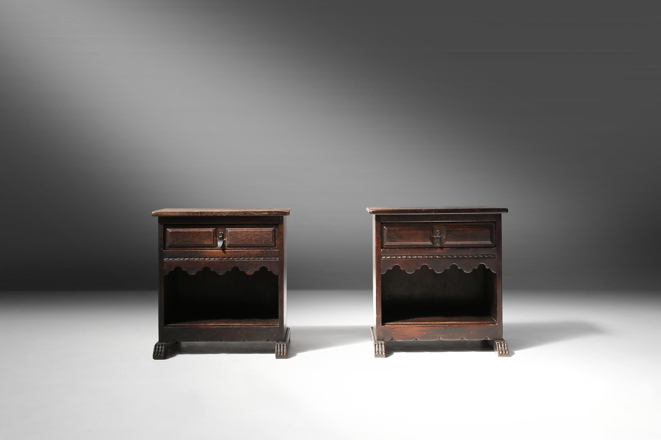 Diese beiden Nachttische sind aus Holz gefertigt und haben eine stilvolle schwarze Farbe. Sie sind in einem rustikalen Stil gestaltet und haben schöne Details wie Schmiedeeisen am Griff und handgeschnitzte Details im Holz. Diese Nachttische sind