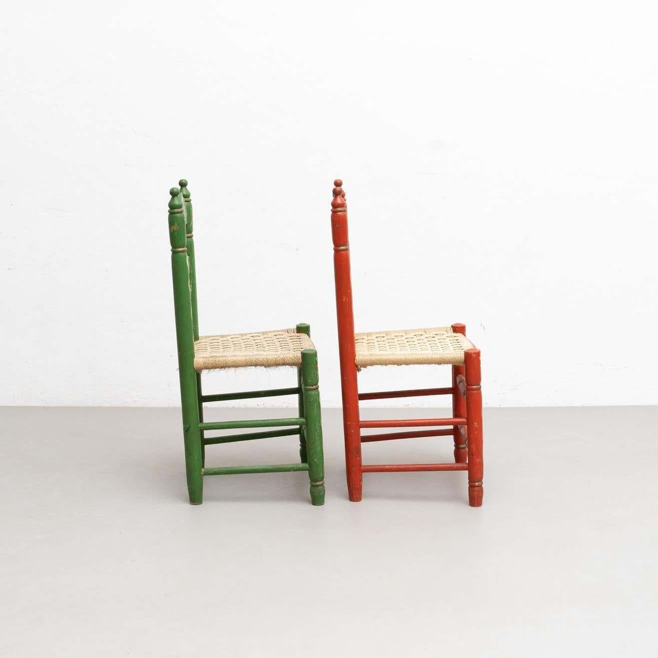 Ensemble de deux chaises rustiques traditionnelles en bois peintes à la main, vers 1940 en vente 3
