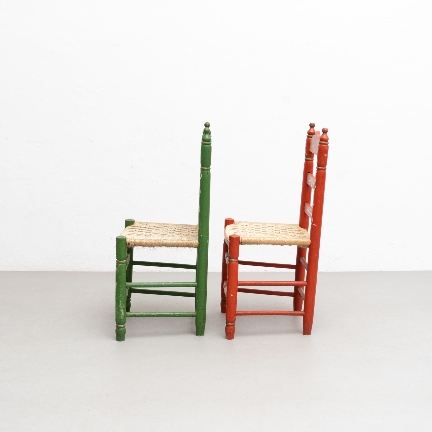 Set of Two Rustic Traditional Hand-Painted Wood Chairs, circa 1940 In Good Condition In Barcelona, Barcelona