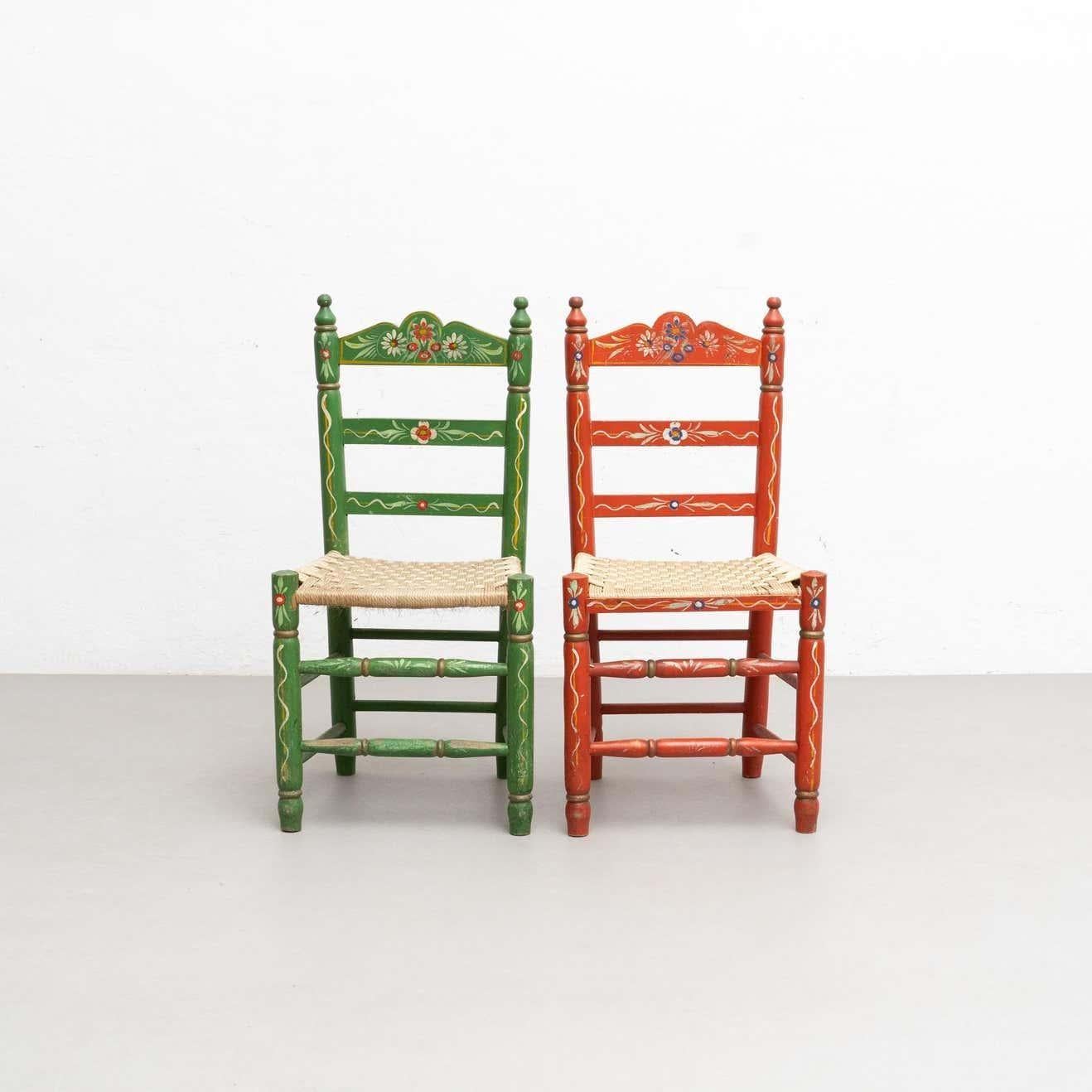 Set of Two Rustic Traditional Hand Painted Wood Chairs, circa 1940 In Good Condition For Sale In Barcelona, Barcelona