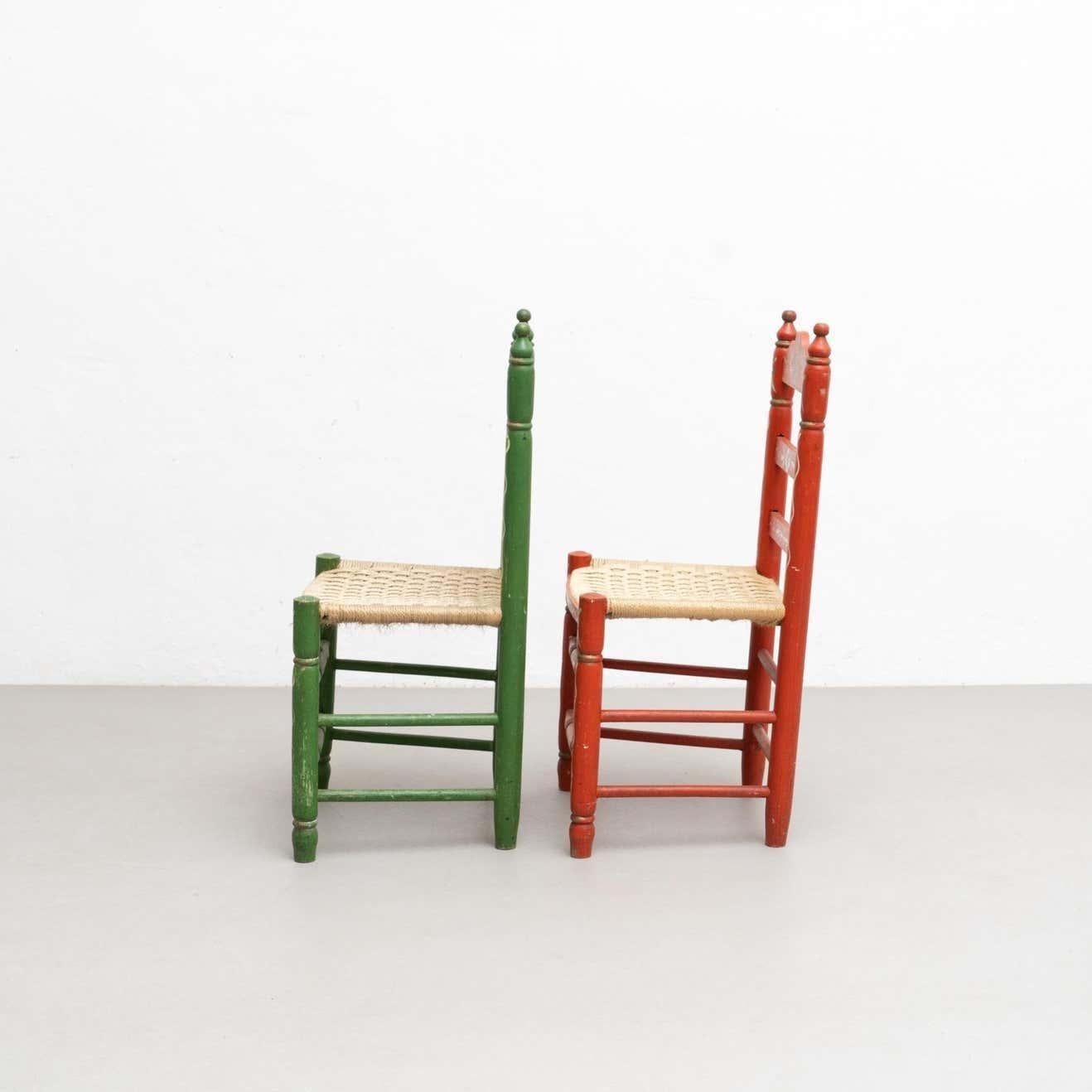 Satz von zwei rustikalen, handbemalten Holzstühlen, um 1940 (Mitte des 20. Jahrhunderts) im Angebot