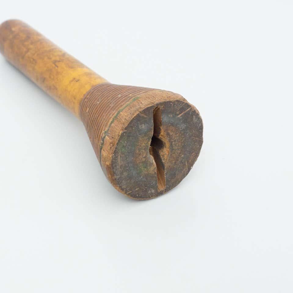 Set di due rocchetti di filo in legno rustico, 1930 circa in vendita 4