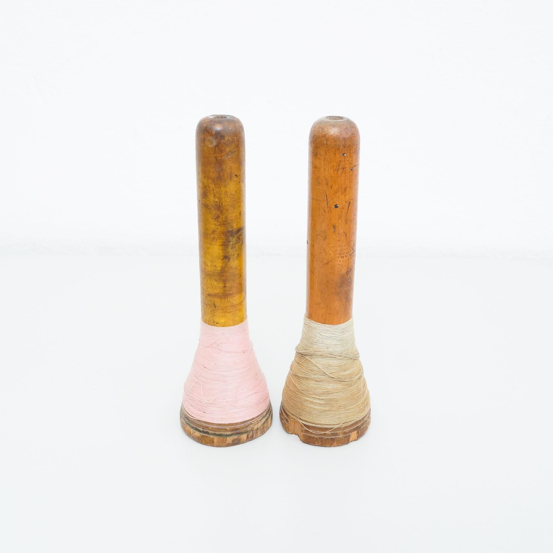 Rustic wooden spools of thread, by unknown manufacturer from Spain, circa 1930.

In original condition, with minor wear consistent with age and use, preserving a beautiful patina.

Materials:
Wood

Dimensions:
Ø 7.5 cm x H 26 cm.