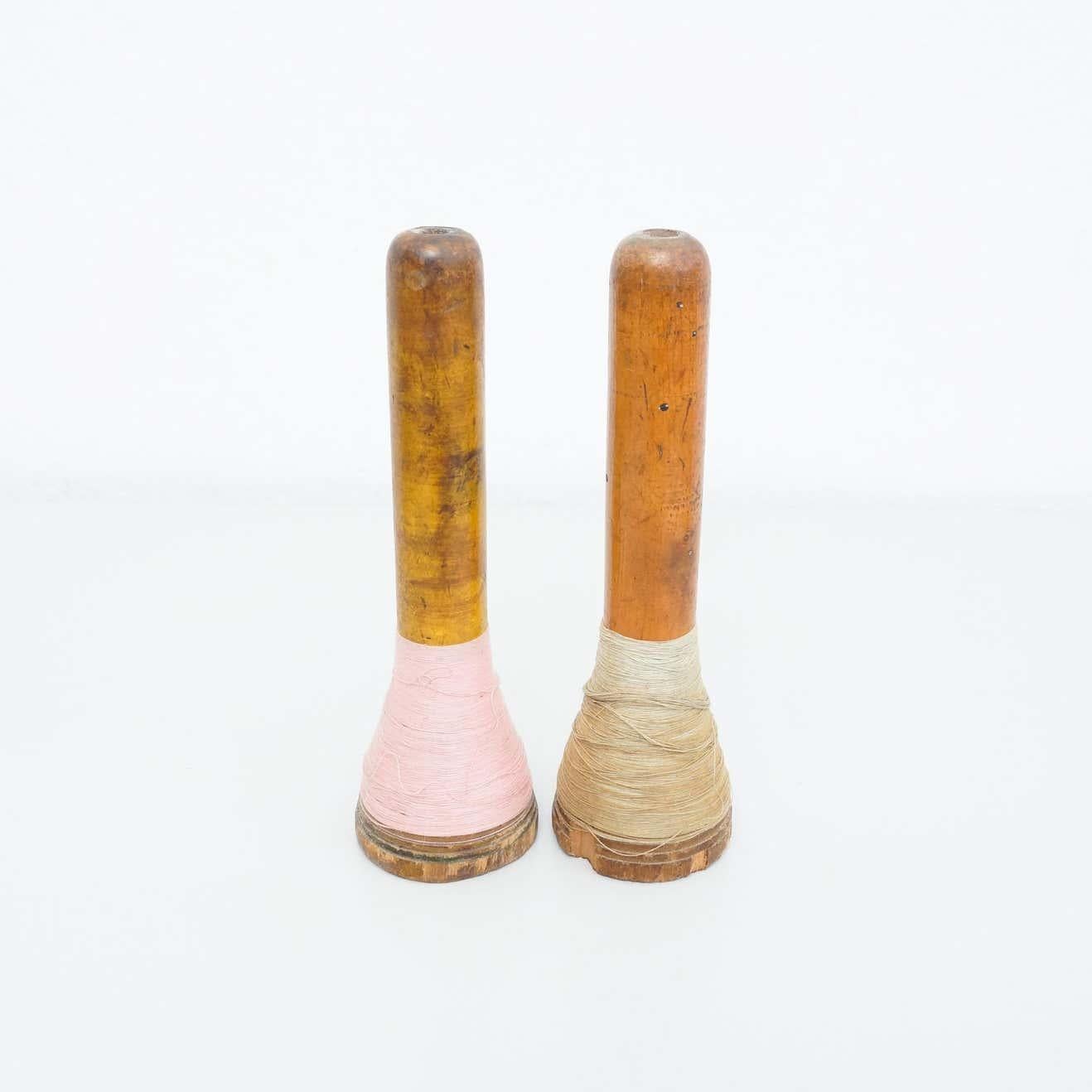 Rustic wooden spools of thread, by unknown manufacturer from Spain, circa 1930.

In original condition, with minor wear consistent with age and use, preserving a beautiful patina.

Materials:
Wood

Dimensions:
Ø 7.5 cm x H 26 cm.