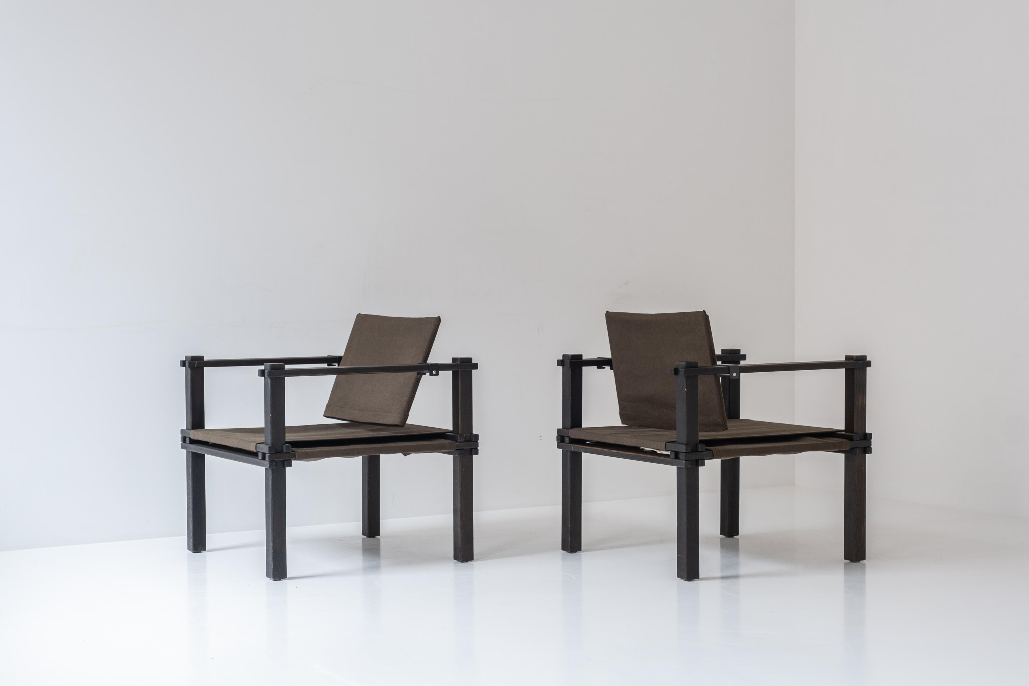 Satz von zwei einfachen Safari-Stühlen von Gerd Lange für Bofinger, Deutschland, 1960er Jahre. Diese Stühle haben ein Gestell aus gebeizter Eiche und Sitz- und Rückenlehnen aus Stoff. Diese architektonischen Stühle werden nur aus Holzelementen