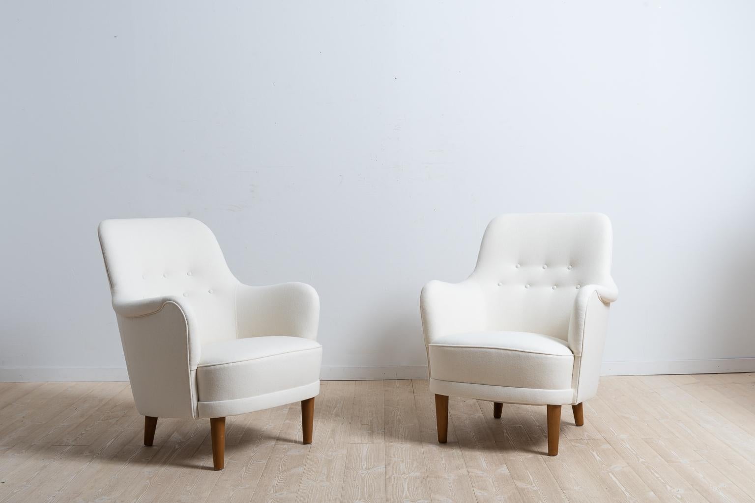 Set of two armchairs 'Samsas' designed by Swedish designer Carl Malmsten. The chairs are manufactured by AB O.H Sjögren in Tranås, Sweden. The chairs were manufactured during the latter part of the 1960s. The chairs are newly renovated and
