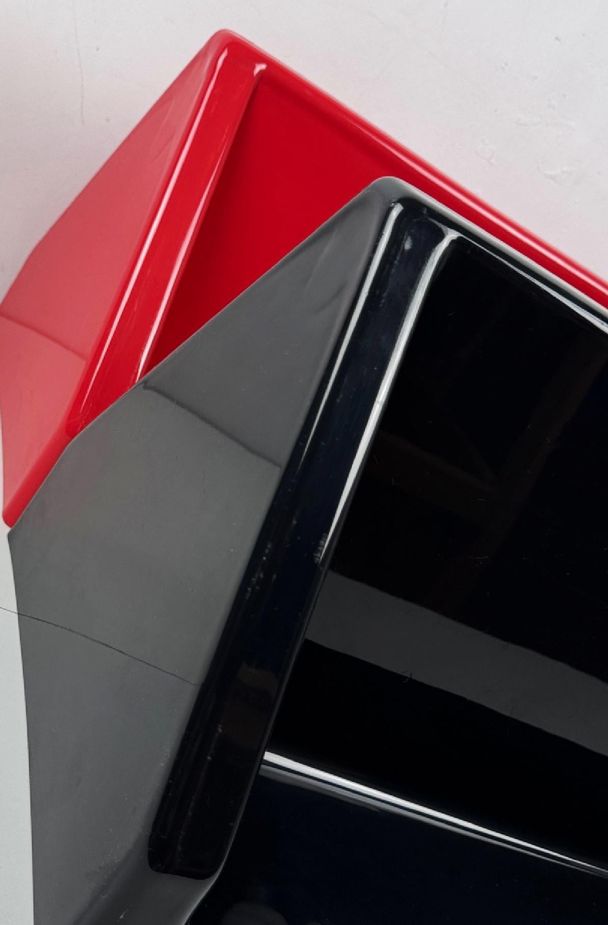 Set of two Saporiti Wall Shelf Vintage Modular Design: 1 Red  1 Black 60s, Italy For Sale 3