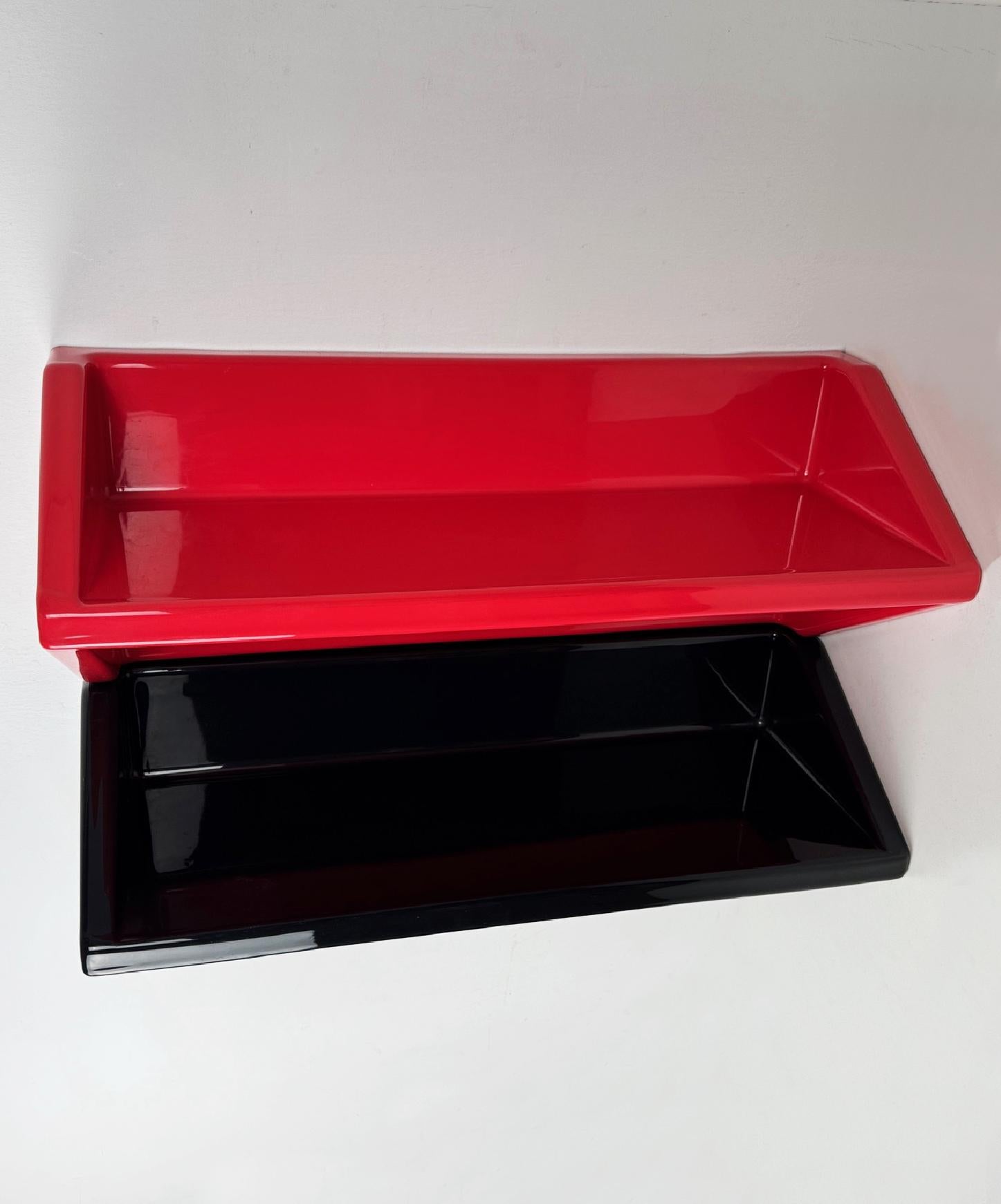 Space Age Set of two Saporiti Wall Shelf Vintage Modular Design: 1 Red  1 Black 60s, Italy For Sale