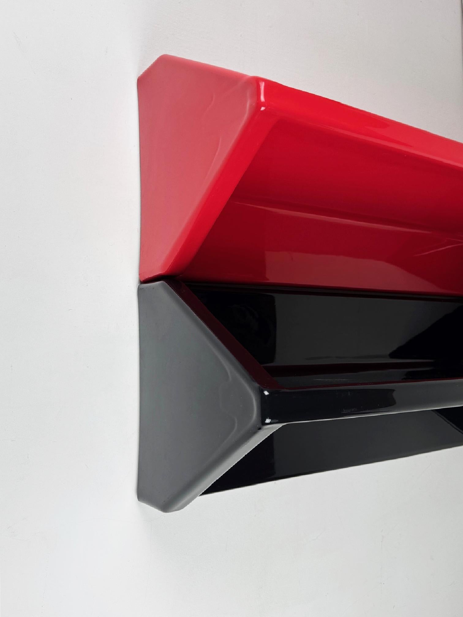 Set of two Saporiti Wall Shelf Vintage Modular Design: 1 Red  1 Black 60s, Italy In Good Condition For Sale In BARCELONA, ES