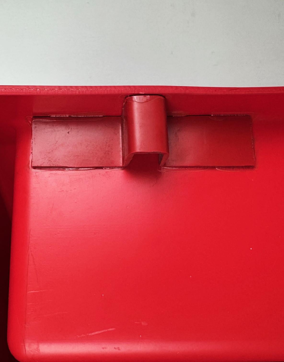 Set of two Saporiti Wall Shelf Vintage Modular Design: 1 Red  1 Black 60s, Italy For Sale 1