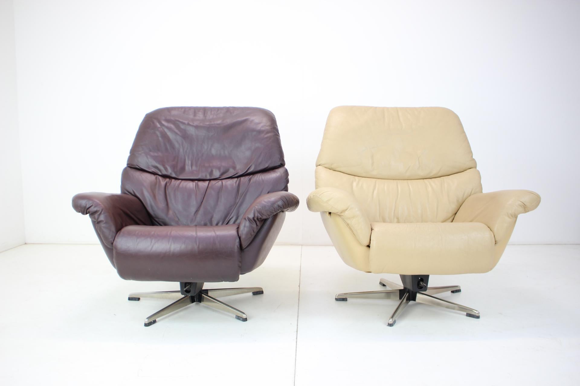 -Schaukelmechanismus
-Sehr komfortabel
-Hergestellt aus Leder
-Guter Originalzustand
-Sitzhöhe 41 cm.