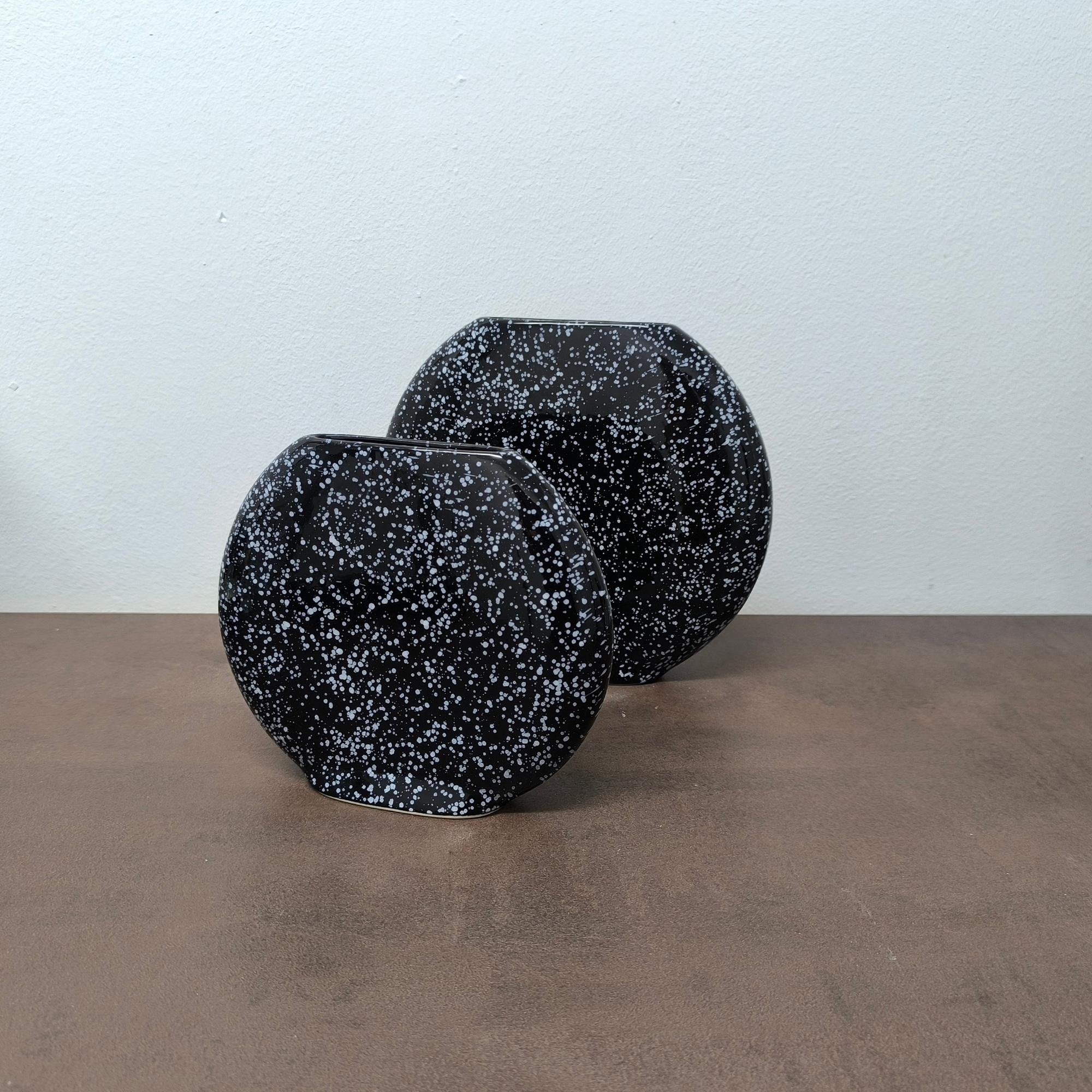 Art Déco Set di due vasi scultorei in ceramica bianca e nera, regalo perfetto per le vacanze in vendita