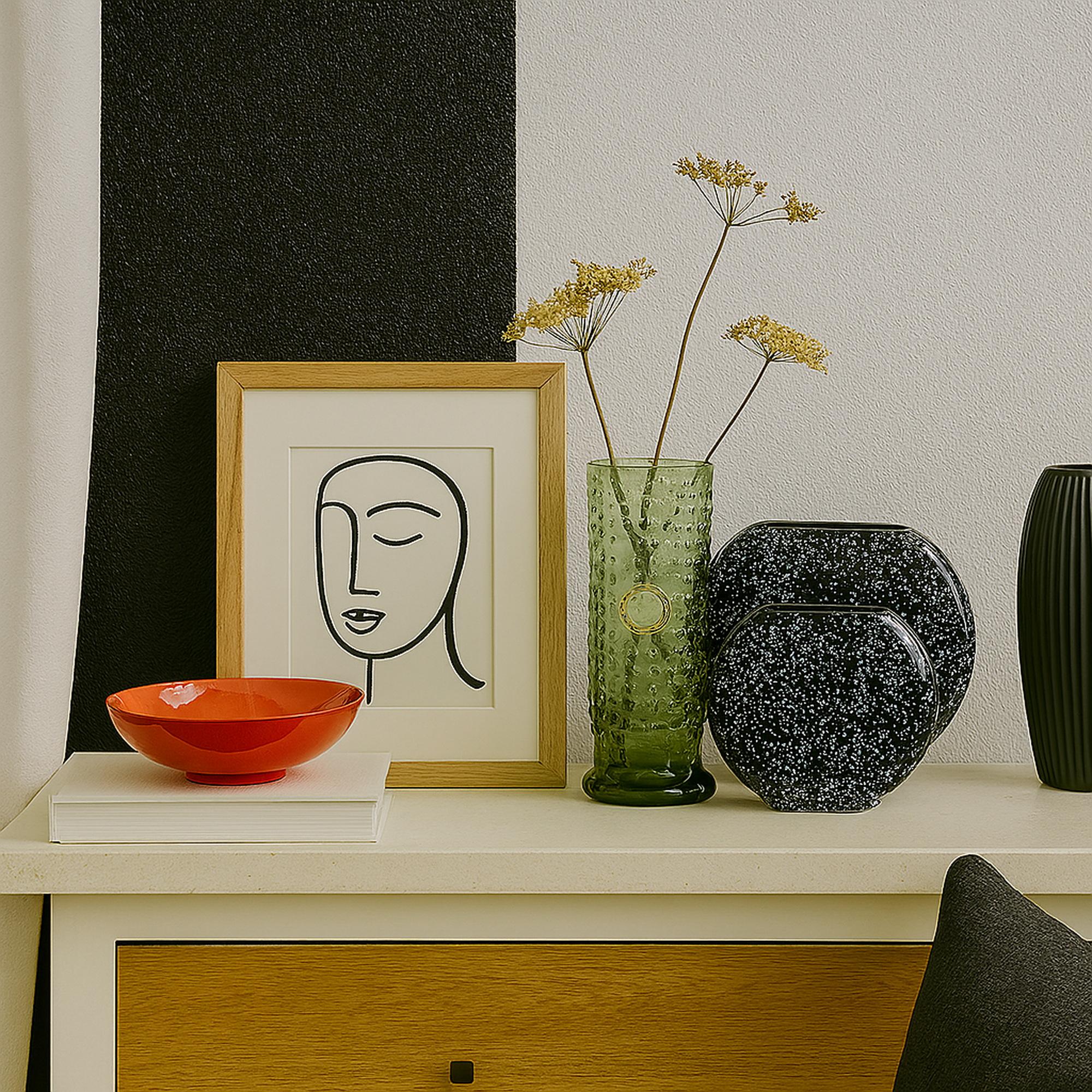 Un duo scultoreo di vasi in ceramica nera con una sorprendente smaltatura maculata, che offre una presenza audace ma minimalista. Ogni vaso ha una forma circolare appiattita con una stretta apertura rettangolare, ideale per steli singoli o come