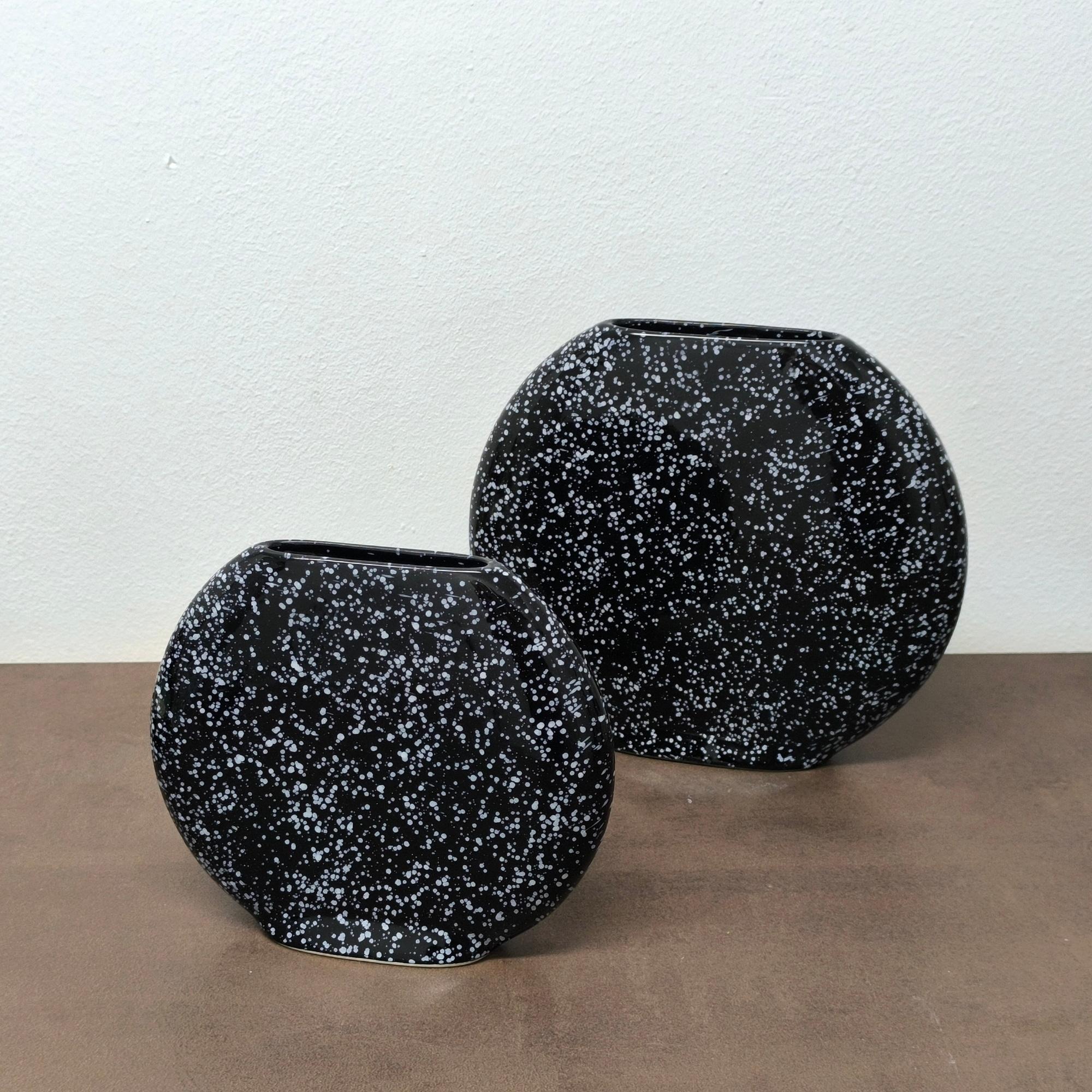 Smaltato Set di due vasi scultorei in ceramica bianca e nera, regalo perfetto per le vacanze in vendita