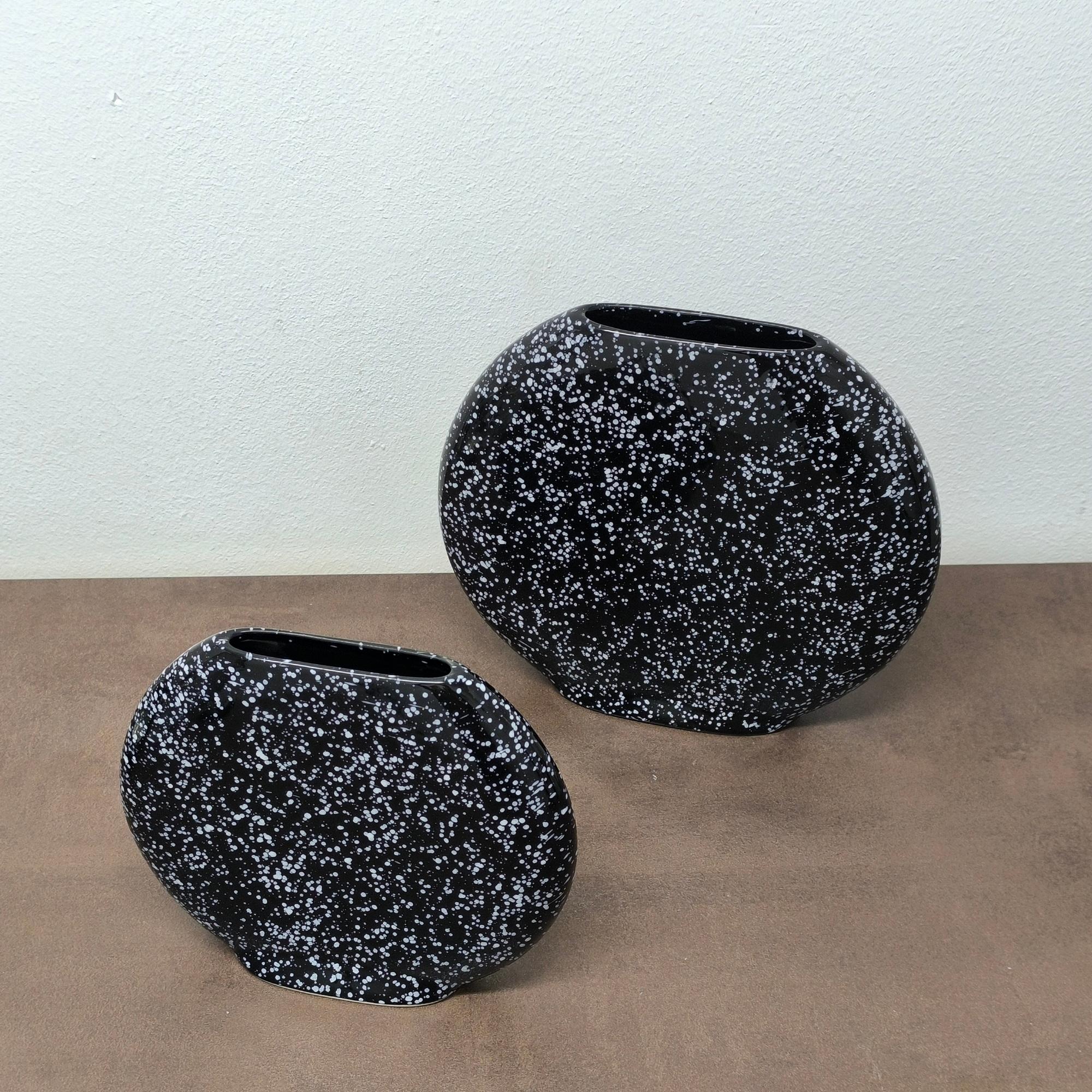 Fine XX secolo Set di due vasi scultorei in ceramica bianca e nera, regalo perfetto per le vacanze in vendita