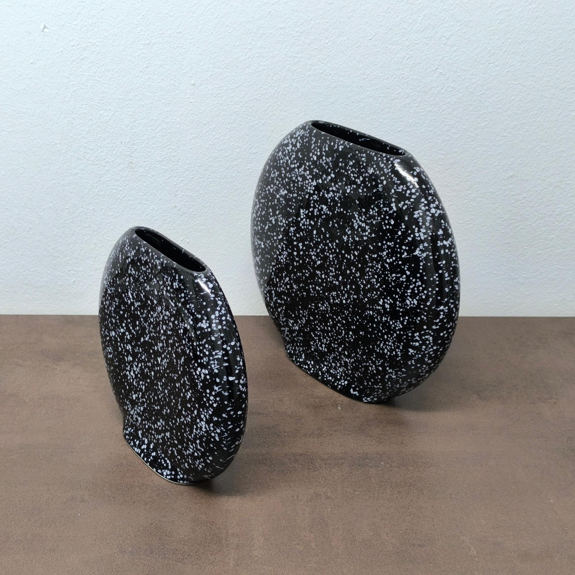 Ceramica Set di due vasi scultorei in ceramica bianca e nera, regalo perfetto per le vacanze in vendita