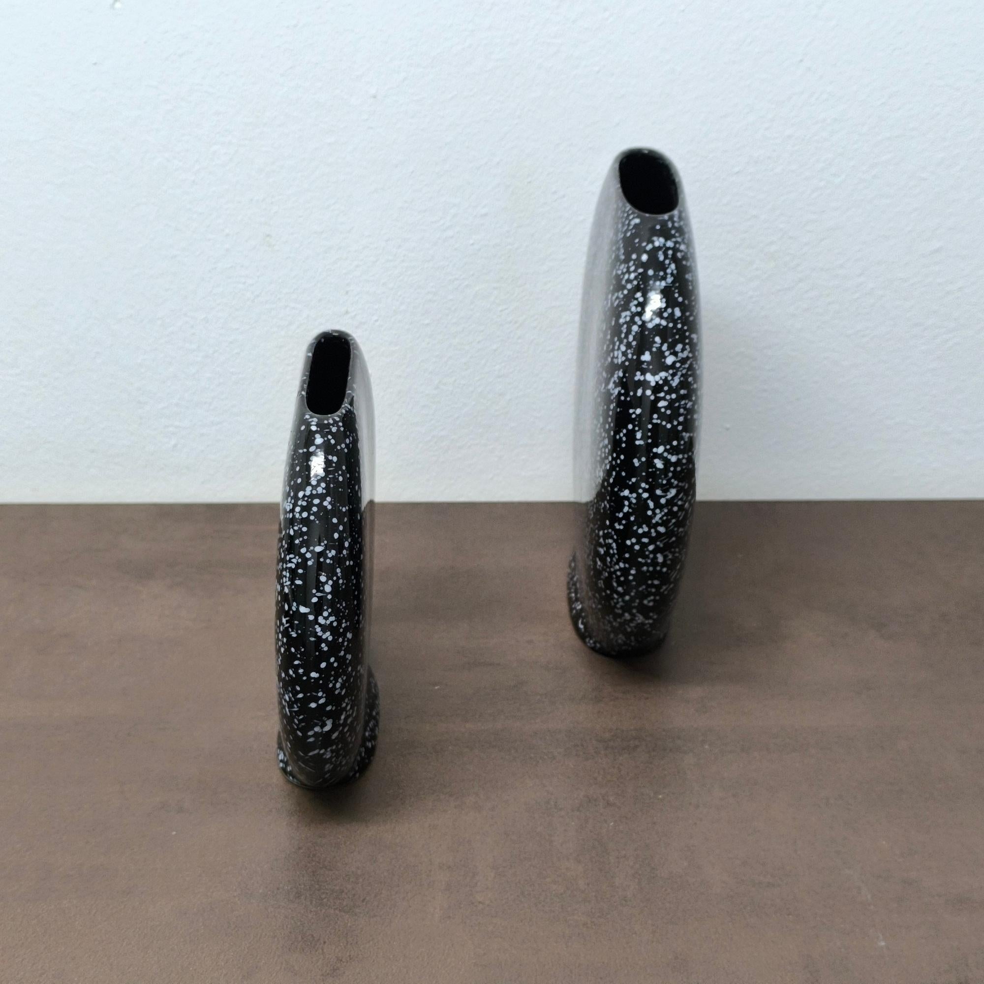 Set di due vasi scultorei in ceramica bianca e nera, regalo perfetto per le vacanze in vendita 1