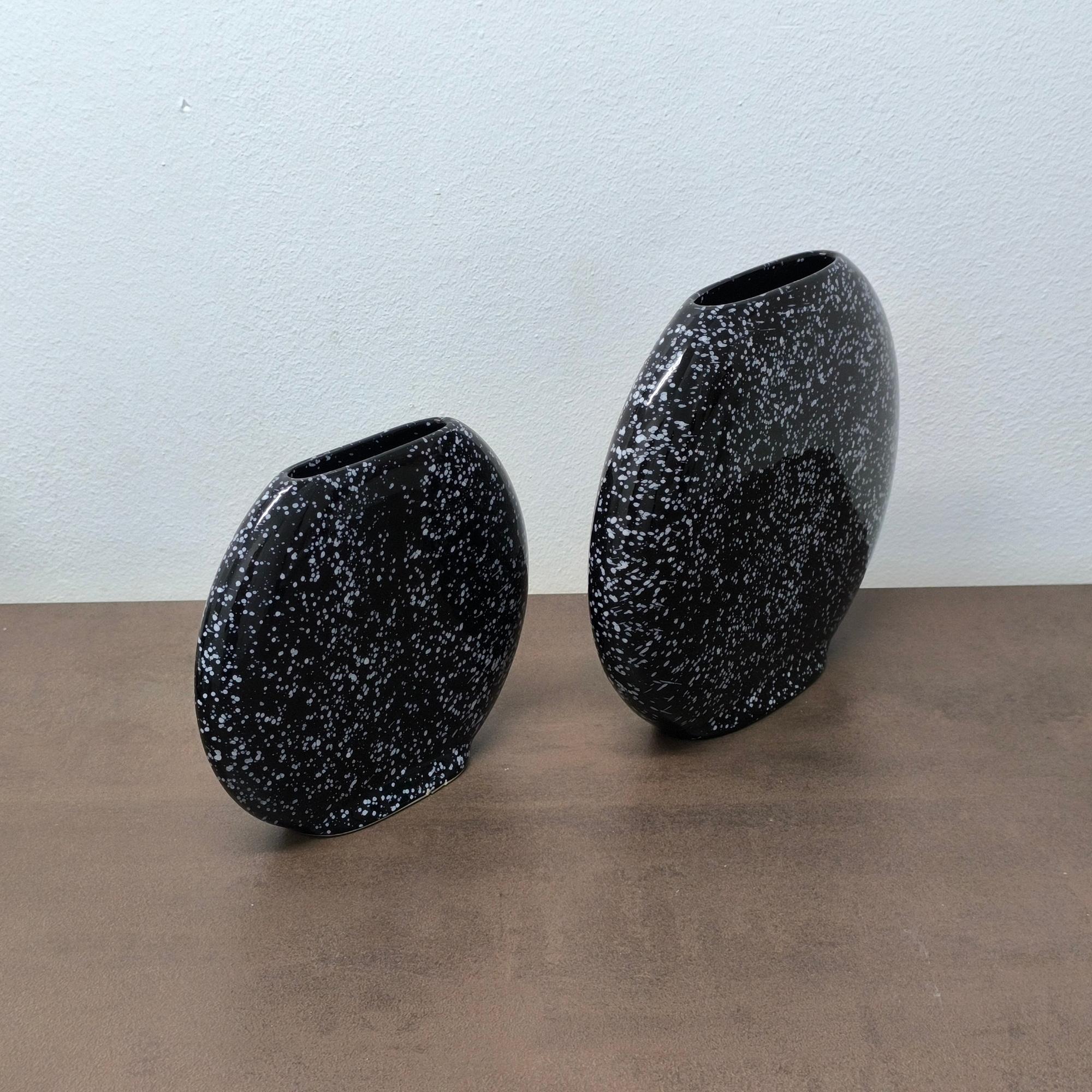 Set di due vasi scultorei in ceramica bianca e nera, regalo perfetto per le vacanze in vendita 2