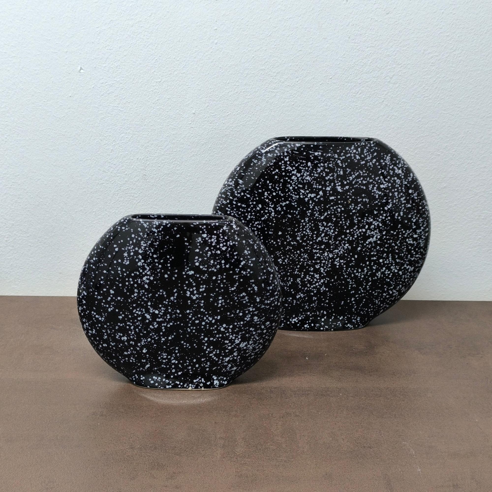 Set di due vasi scultorei in ceramica bianca e nera, regalo perfetto per le vacanze in vendita 3