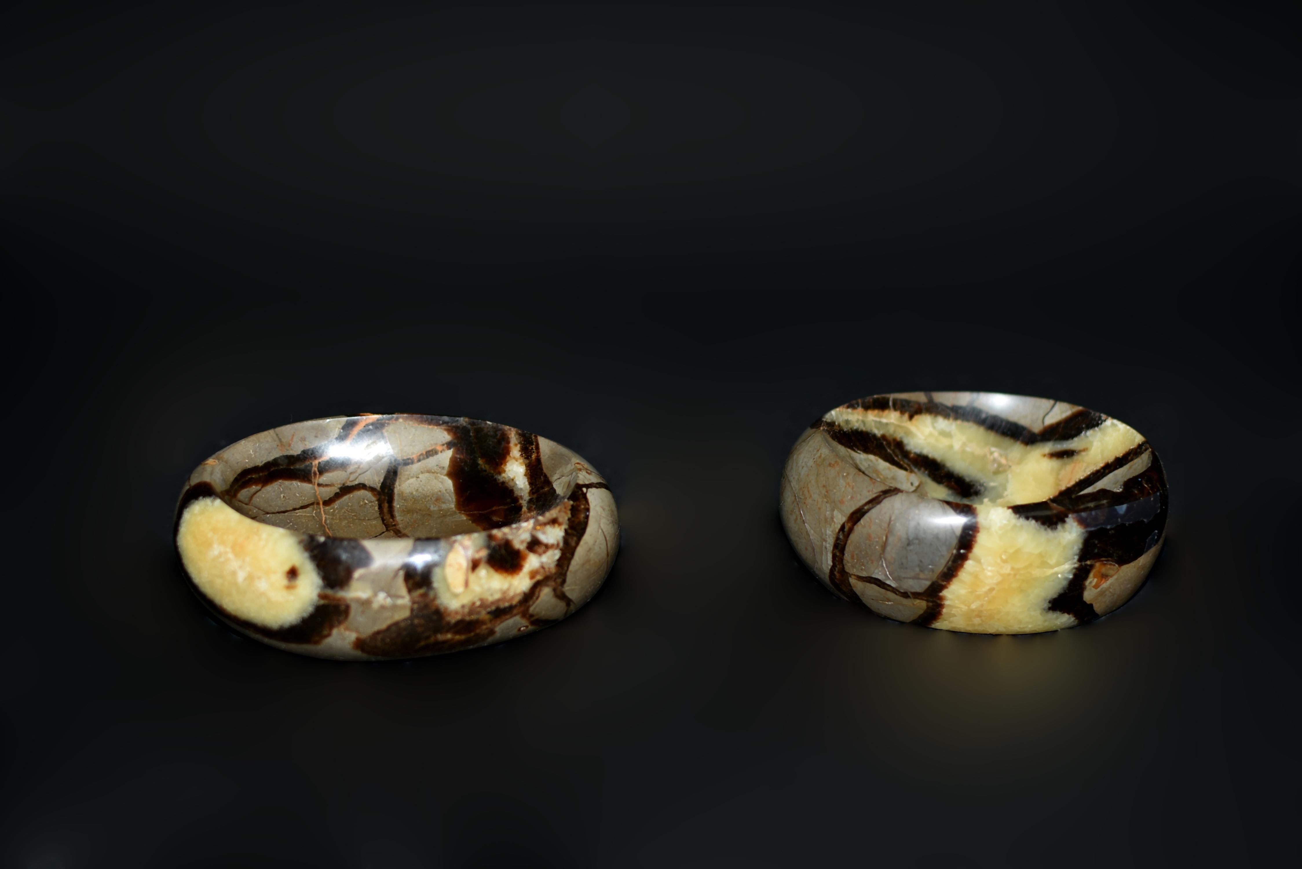 Realizzata con le migliori gemme settarie naturali provenienti dal Madagascar, questa squisita coppia di ciotole ovoidali è una testimonianza dell'arte della natura. Meticolosamente lucidata fino a raggiungere una lucentezza impeccabile, ogni
