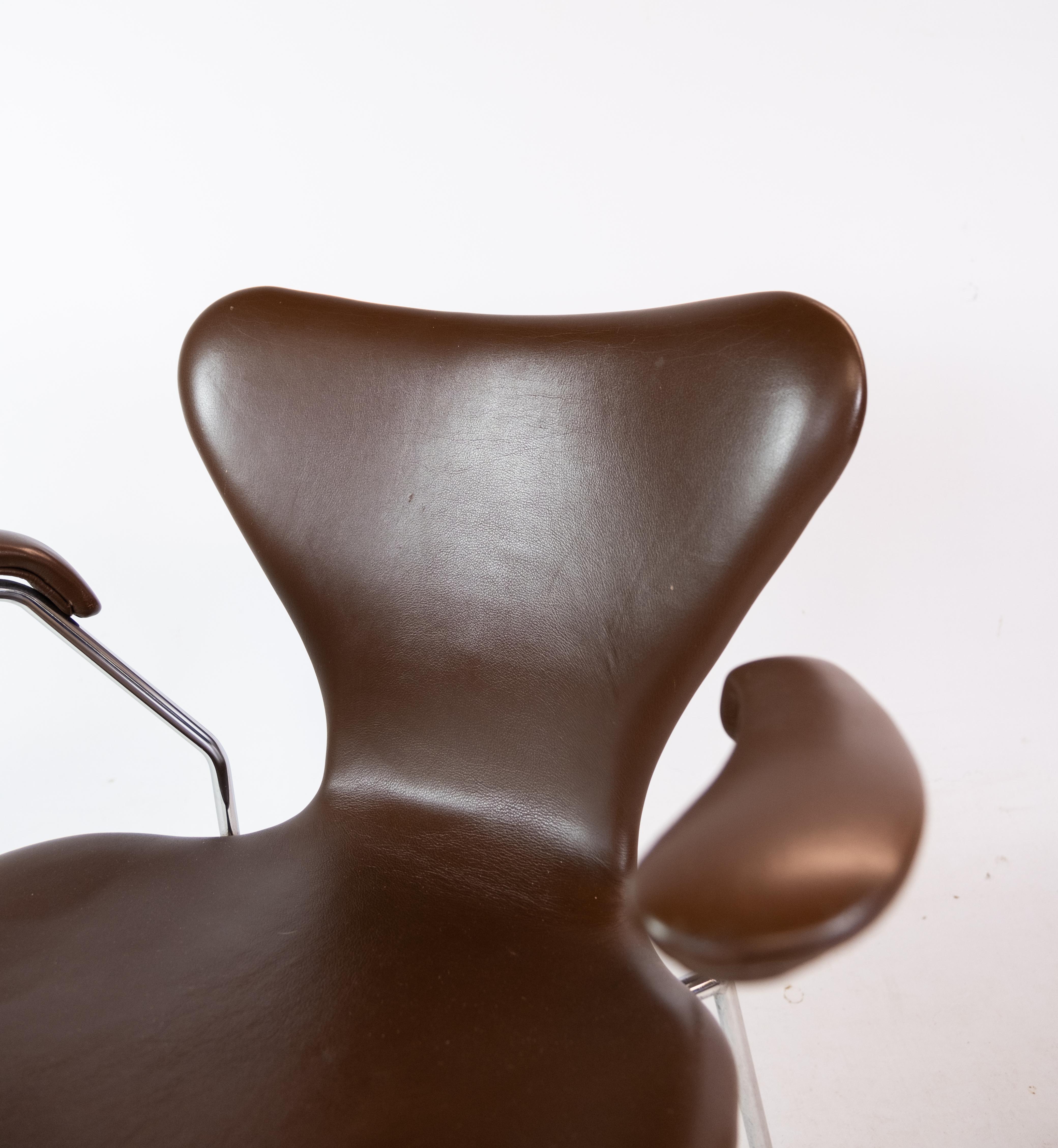 Satz von zwei Serie Sieben Stühle Modell 3207 in Dark Brown Leder von Arne Jacobsen im Angebot 3