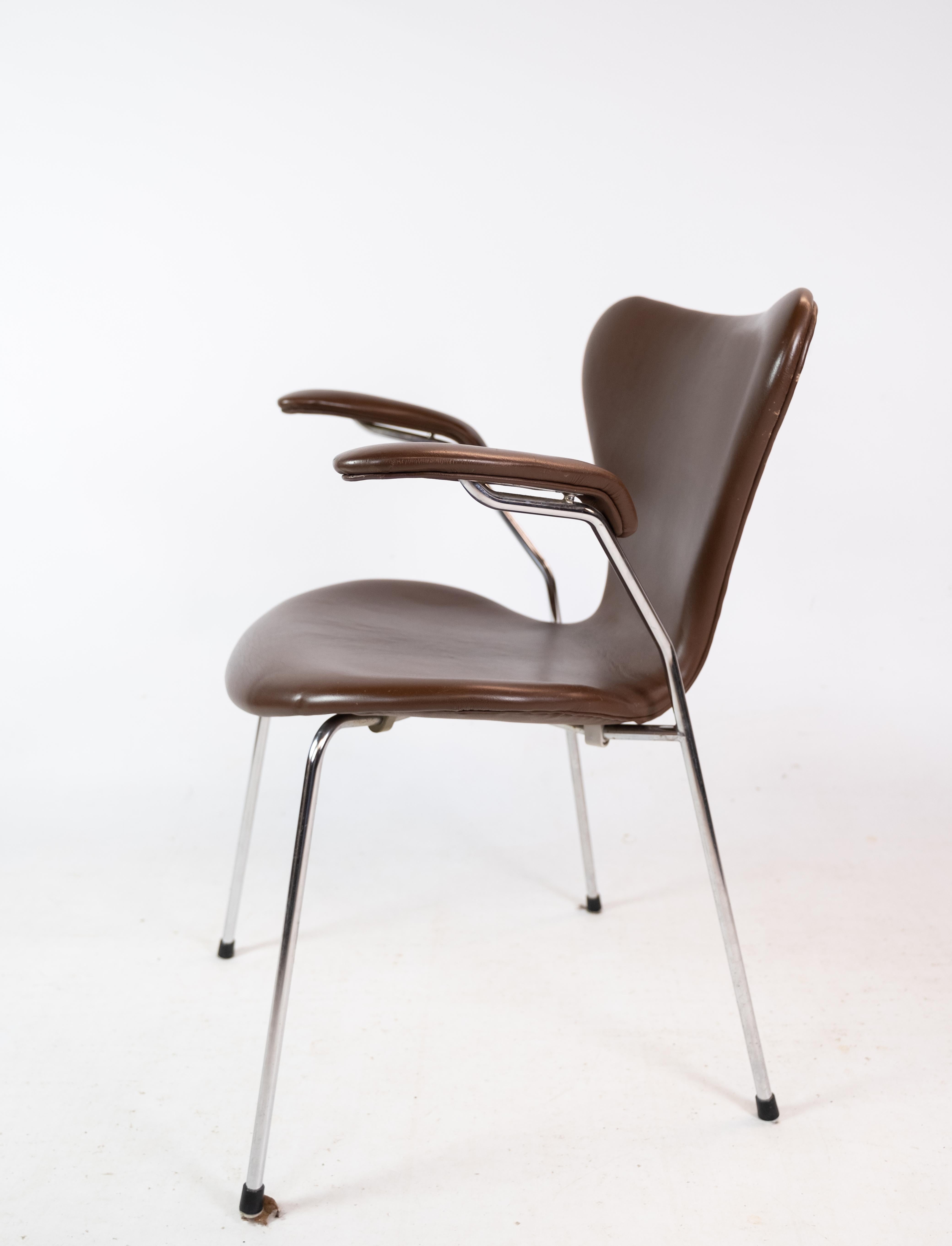 Set Of 2 Seven Chairs Model 3207 Made In Dark Brown Leather By Arne Jacobsen For Sale 3