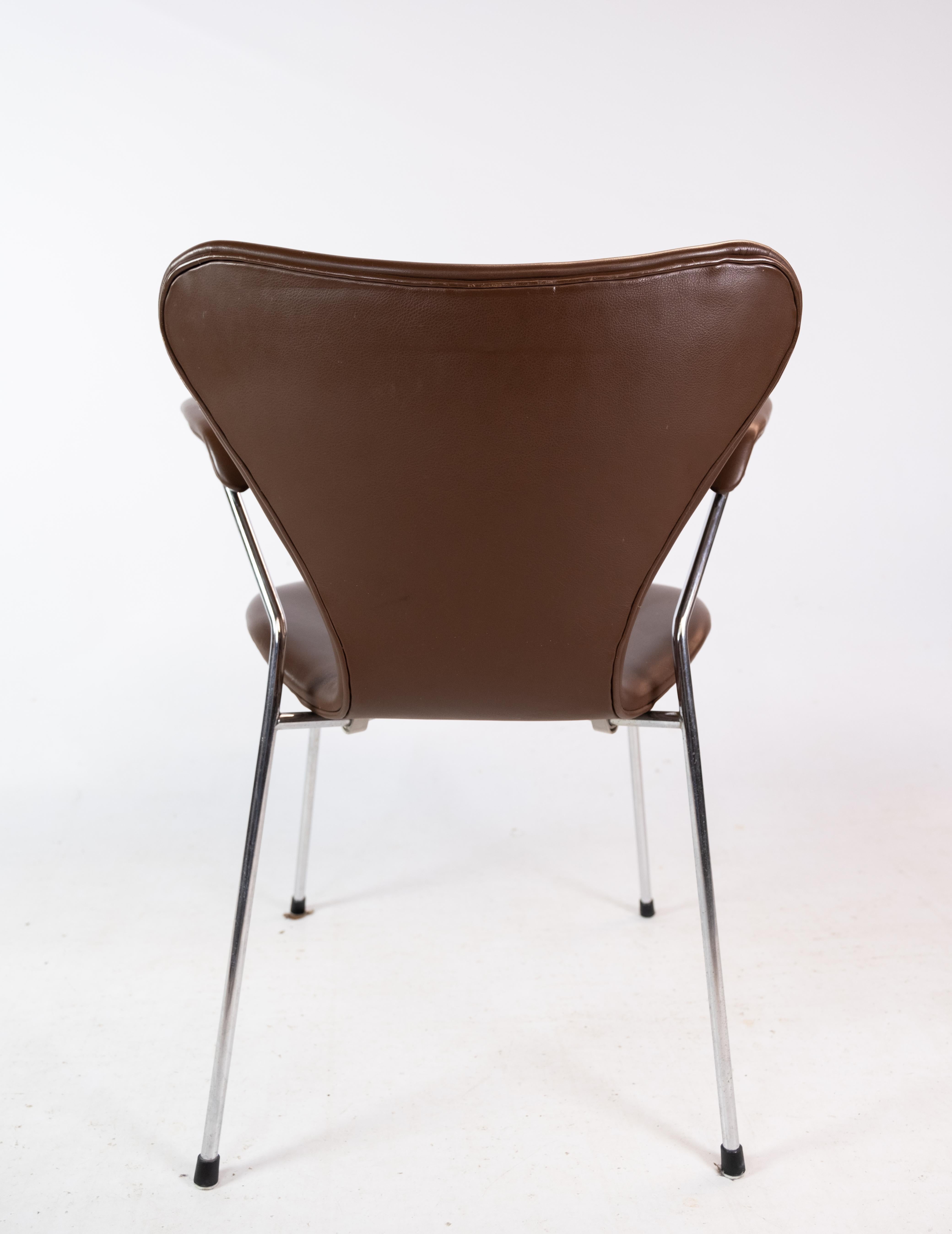Set Of 2 Seven Chairs Model 3207 Made In Dark Brown Leather By Arne Jacobsen For Sale 4