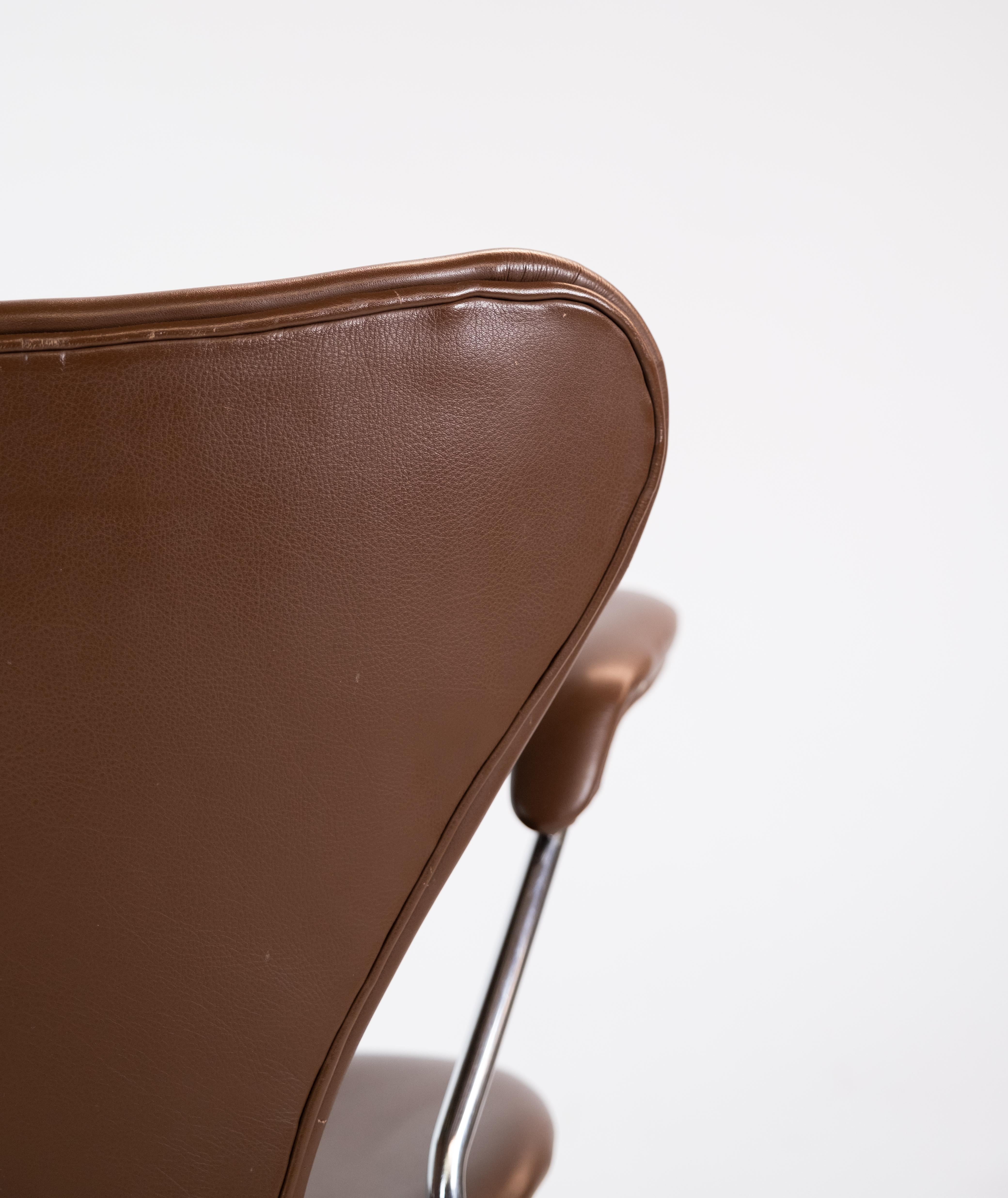 Satz von zwei Serie Sieben Stühle Modell 3207 in Dark Brown Leder von Arne Jacobsen im Angebot 6