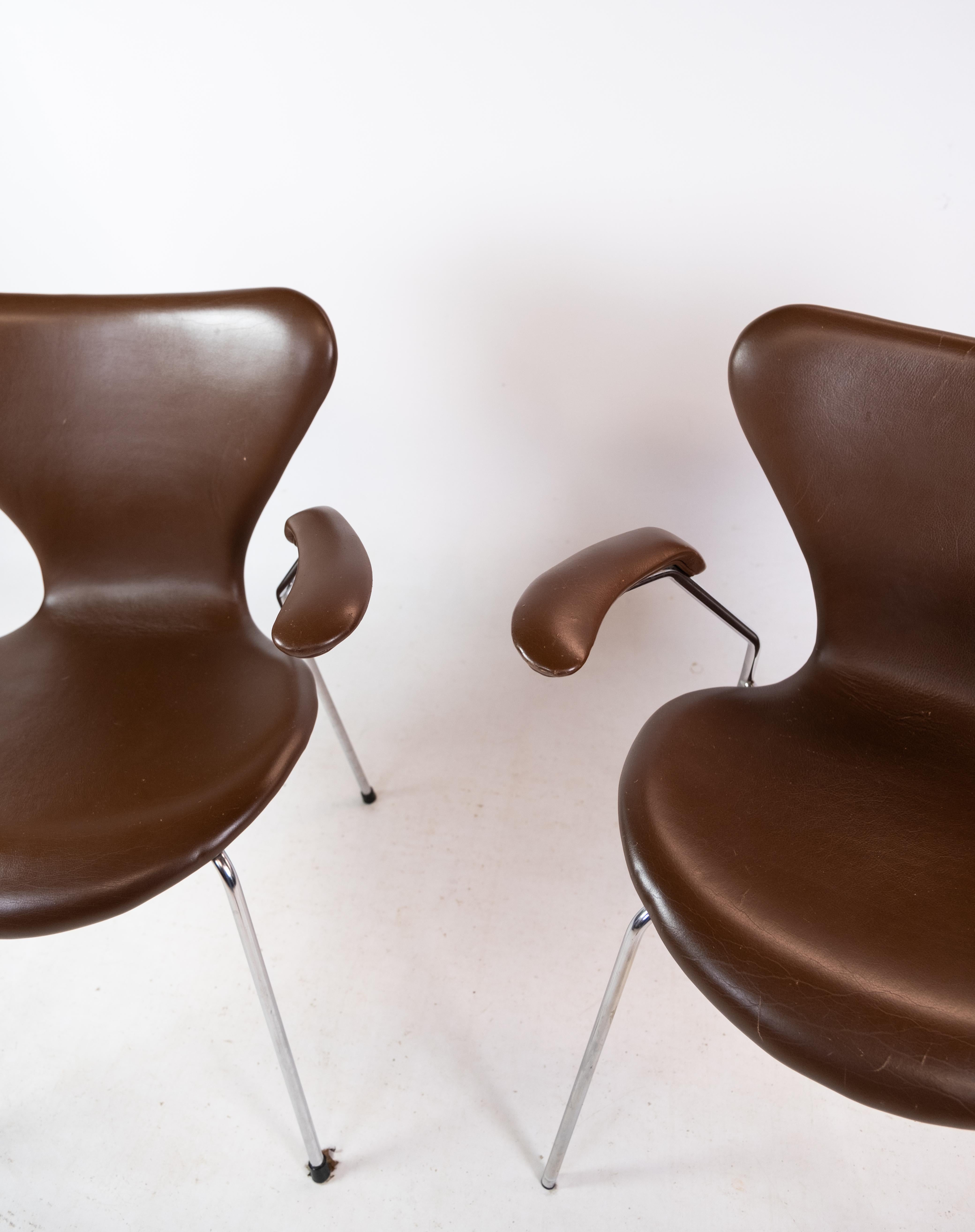 Danish Set Of 2 Seven Chairs Model 3207 Made In Dark Brown Leather By Arne Jacobsen For Sale