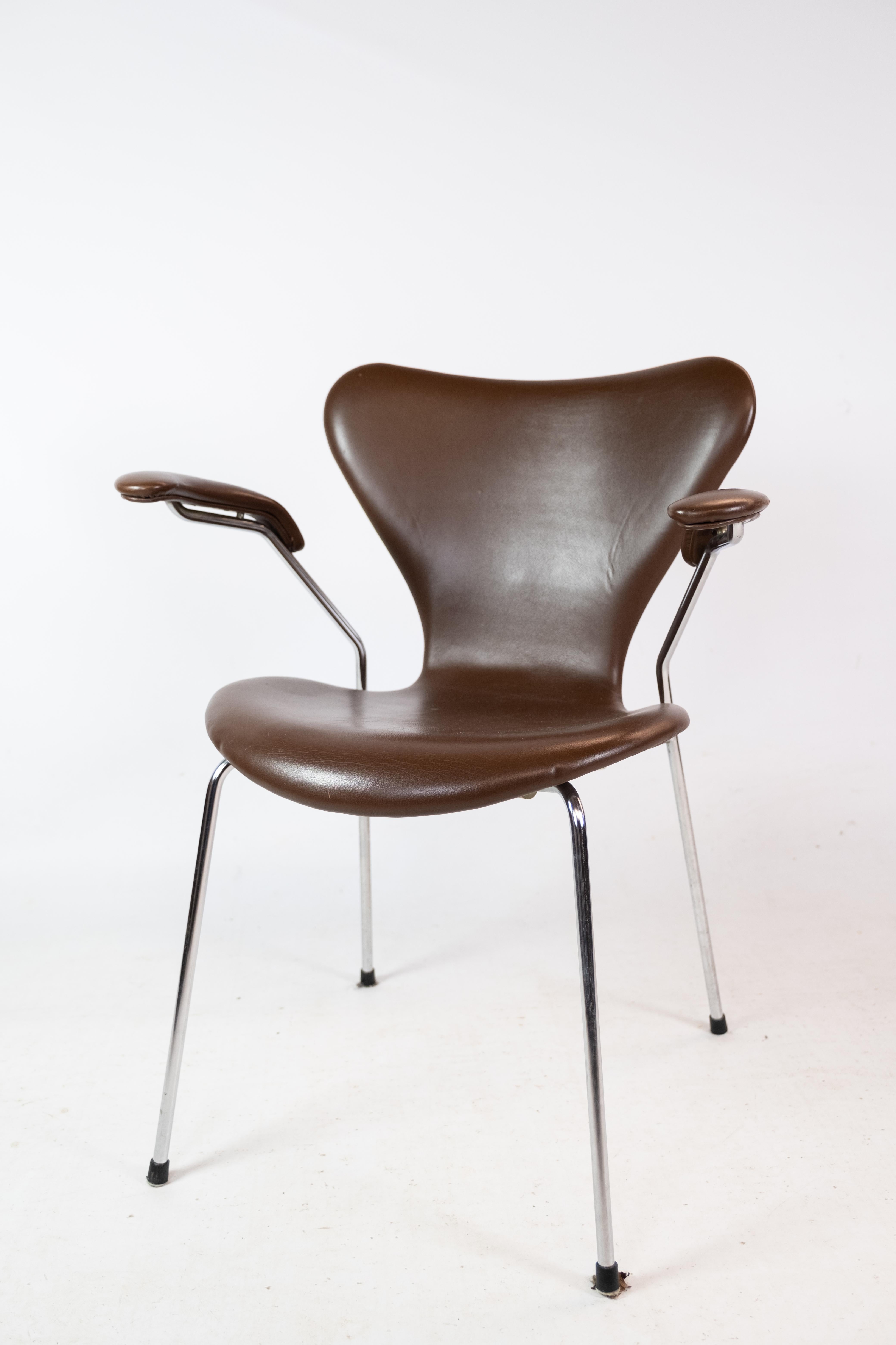 Set Of 2 Seven Chairs Model 3207 Made In Dark Brown Leather By Arne Jacobsen In Good Condition For Sale In Lejre, DK