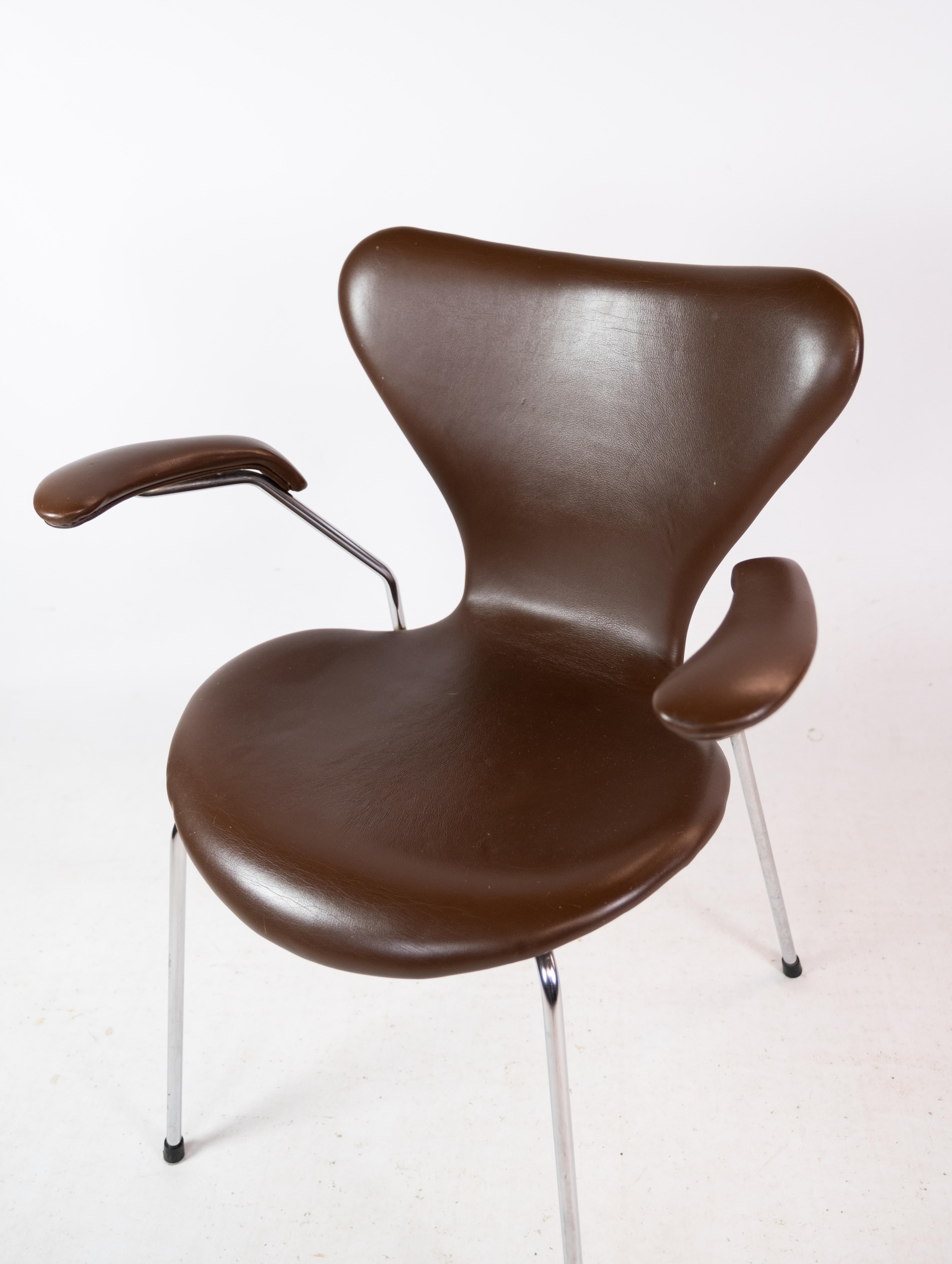 Late 20th Century Set Of 2 Seven Chairs Model 3207 Made In Dark Brown Leather By Arne Jacobsen For Sale