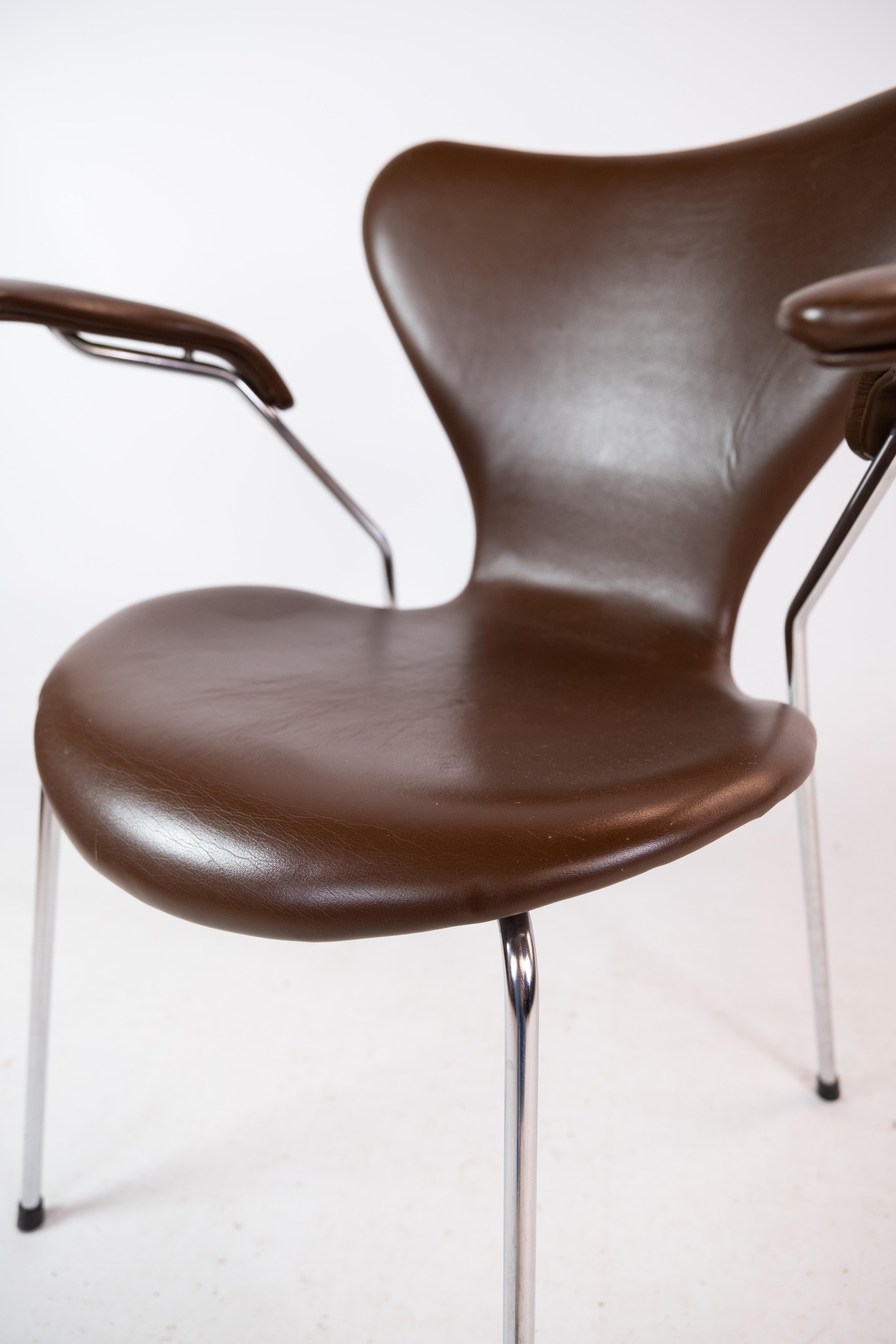 Set Of 2 Seven Chairs Model 3207 Made In Dark Brown Leather By Arne Jacobsen For Sale 1