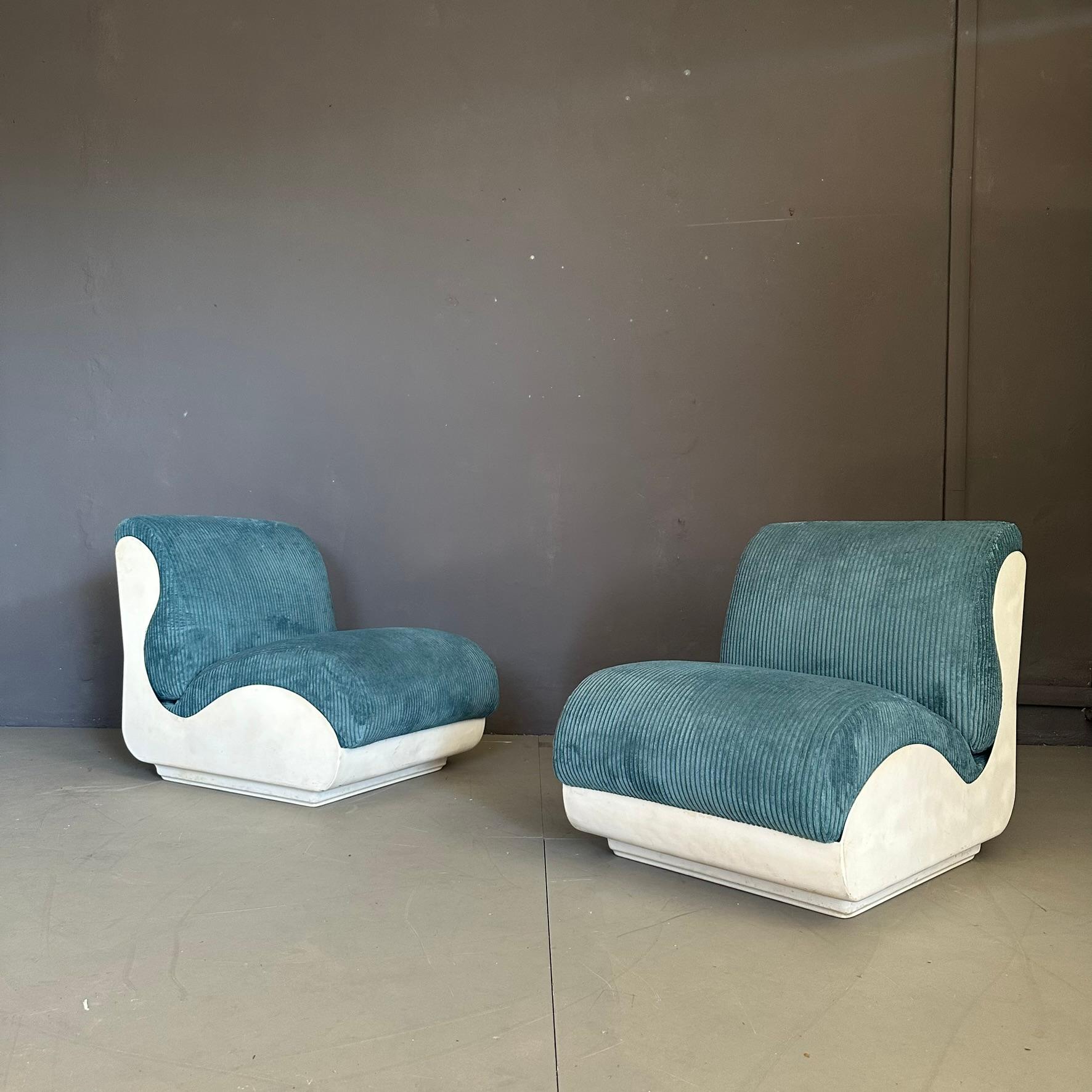 Ensemble de deux fauteuils des années 70, fabrication italienne.
Les fauteuils ont une structure en fibre de verre blanche et une assise en tissu nervuré bleu.
Le siège peut être entièrement démonté de la structure.
Nouveau tissu