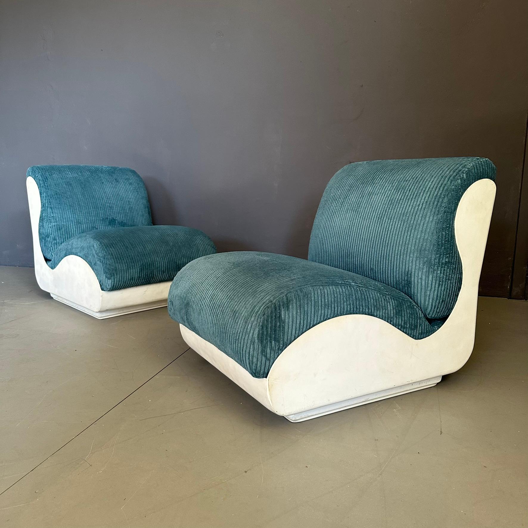 Mid-Century Modern Ensemble de deux fauteuils seventies, structure en fibre de verre avec tissu nervuré bleu. en vente